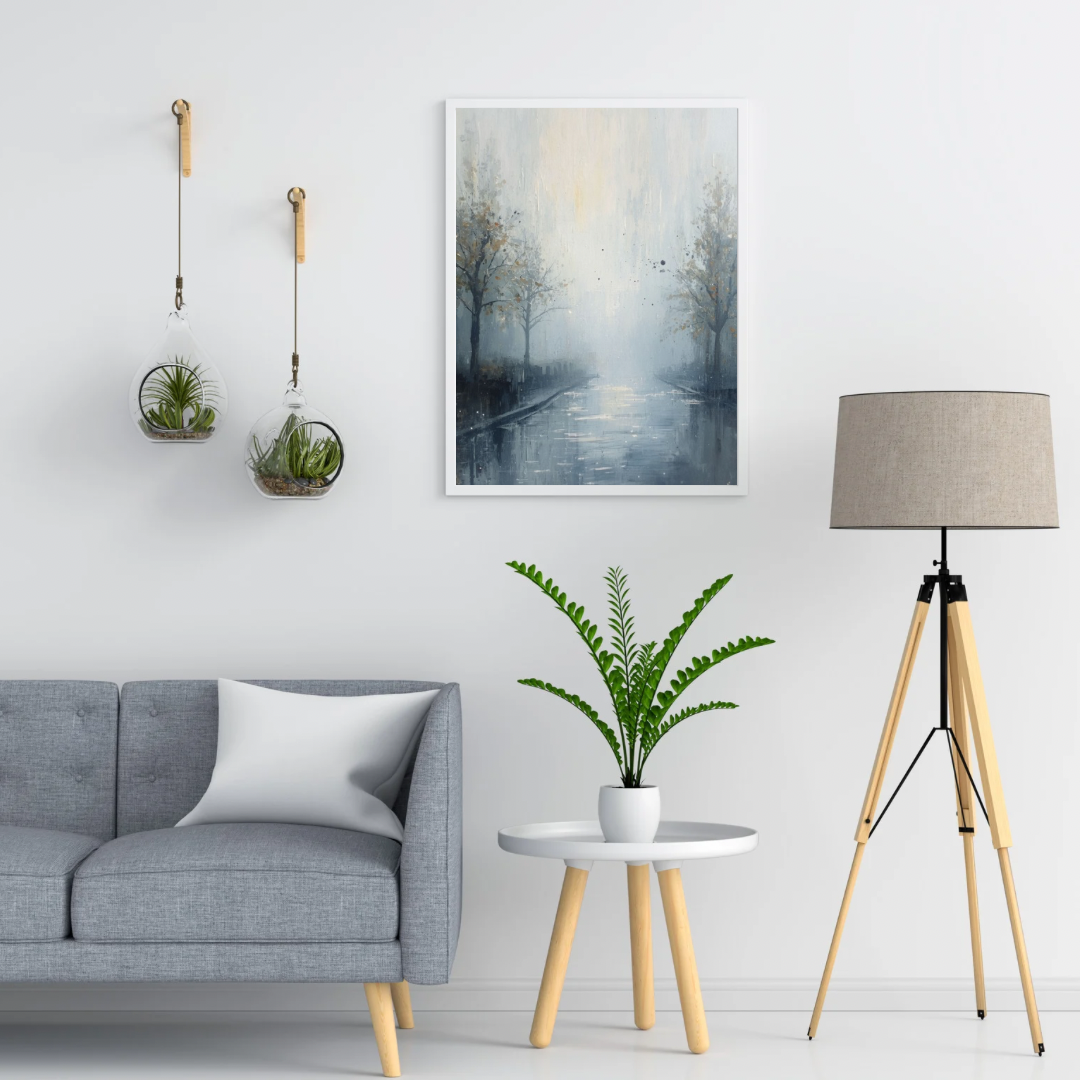 Regenachtige laan kale winterbomen blauwe mist aquarel schilderij in twee zwarte lijsten aan witte muur boven grijze bank met witte kussens en vloerlamp – woonkamer schilderij
