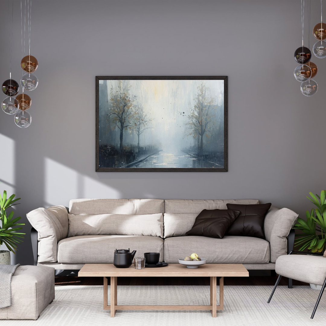 Regenachtige laan kale winterbomen blauwe mist aquarel schilderij in zwarte lijst aan grijze muur boven lichtgrijze bank met donkere kussens en witte marmeren salontafel – woonkamer schilderij
