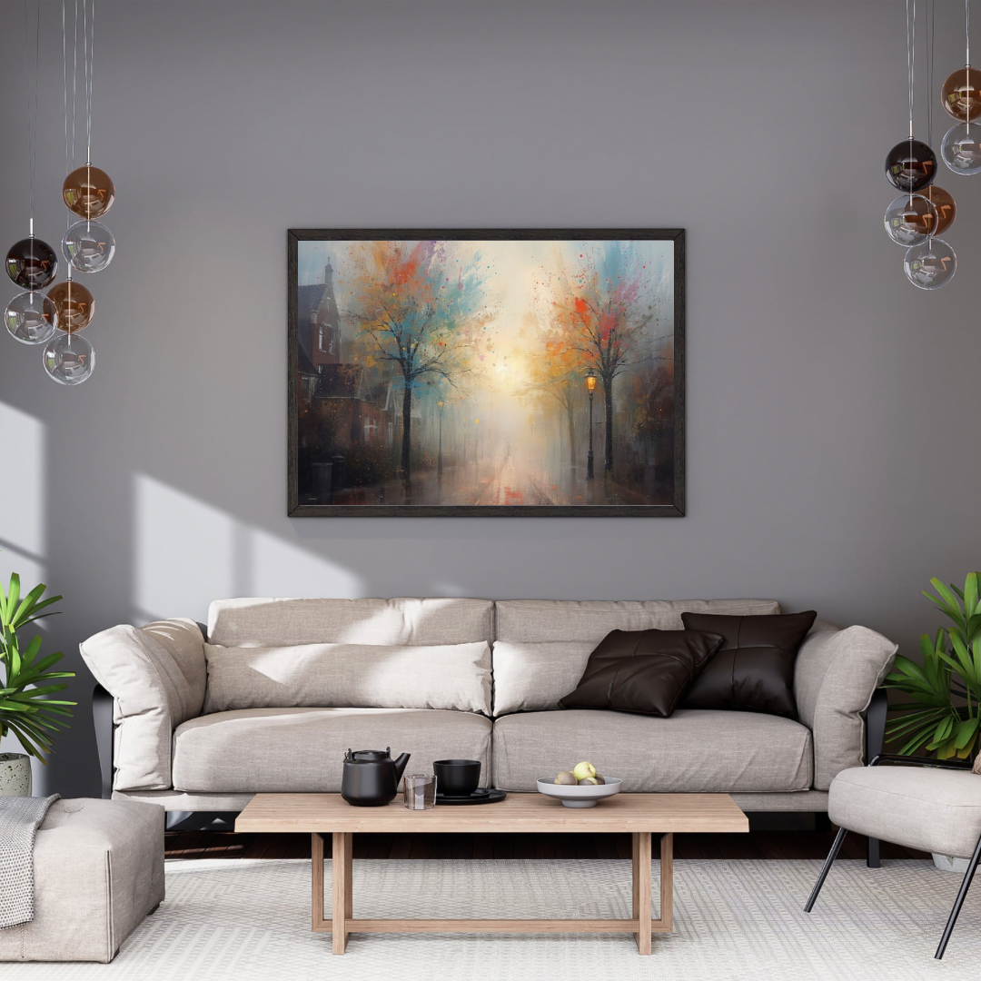 Kleurrijk impressionistisch herfststeegje lantaarnpaal schilderij in zwarte lijst aan grijze muur boven lichtgrijze bank met donkere kussens en witte marmeren salontafel – woonkamer schilderij
