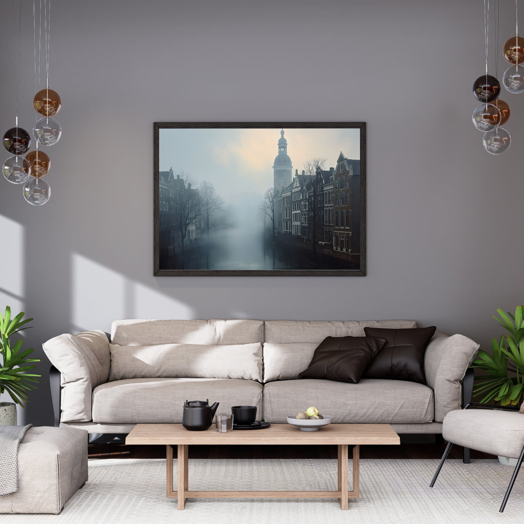Mistige Nederlandse gracht kerktoren schemering schilderij in zwarte lijst aan grijze muur boven lichtgrijze bank met donkere kussens en witte marmeren salontafel – woonkamer schilderij
