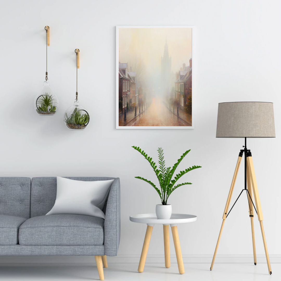 Mistige Nederlandse straat kerktoren schilderij in twee zwarte lijsten aan witte muur boven grijze bank met witte kussens en vloerlamp – woonkamer schilderij
