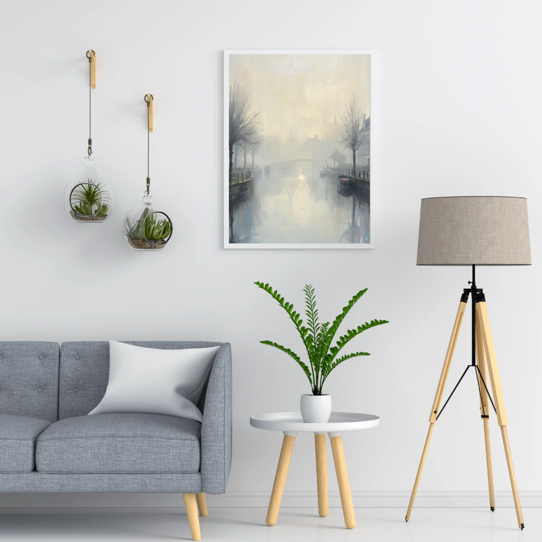 Mistige gracht winterbomen schilderij in twee zwarte lijsten aan witte muur boven grijze bank met witte kussens en vloerlamp – wall art print woonkamer
