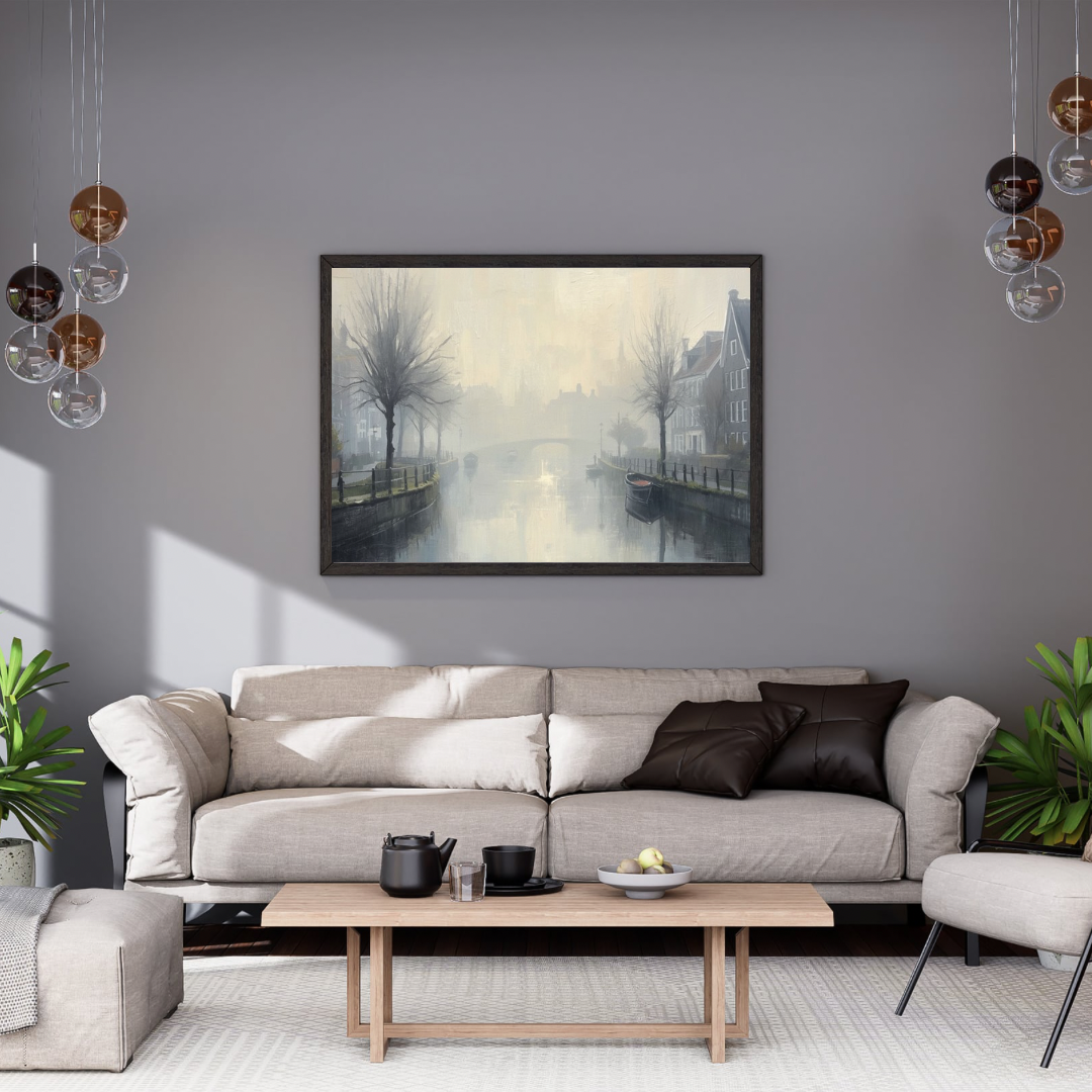 Mistige gracht winterbomen schilderij in zwarte lijst aan grijze muur boven lichtgrijze bank met donkere kussens en witte marmeren salontafel – wall art print woonkamer
