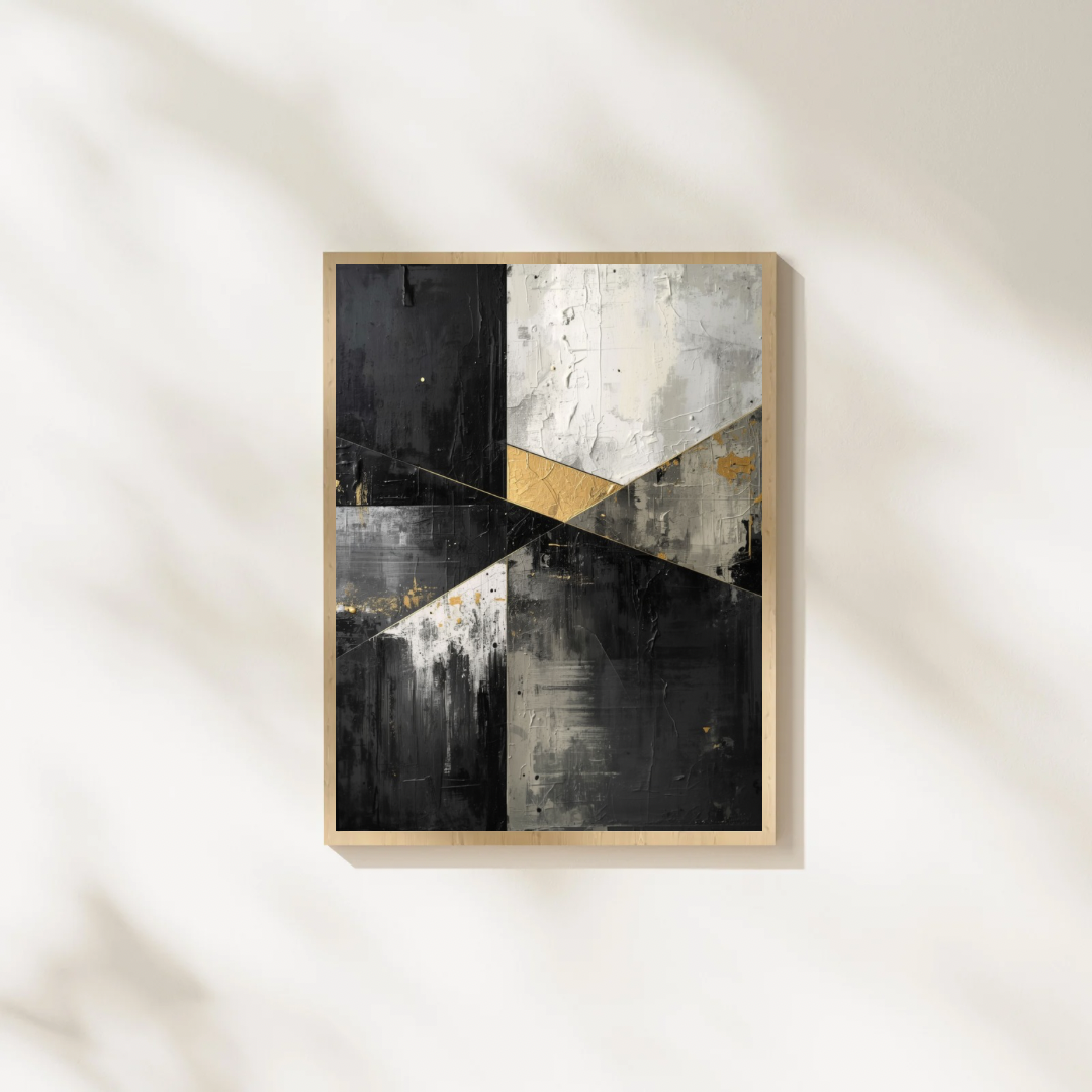 Abstract geometrisch zwart grijs goud schilderij in naturel houten lijst aan witte muur met zachte schaduwval – abstract olieverf wall art studeerkamer
