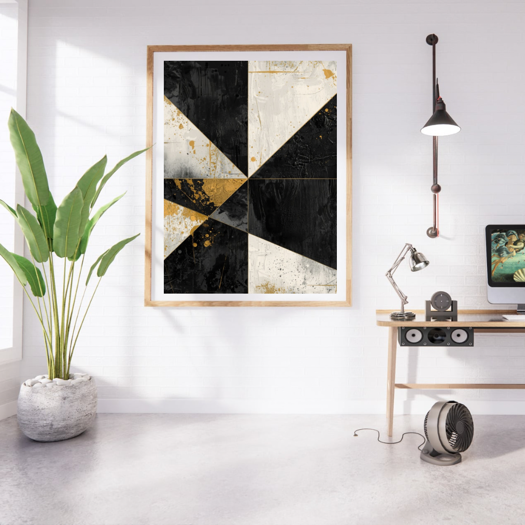 Abstract geometrisch zwart wit goud schilderij in naturel houten lijst aan witte muur naast grote groene plant en houten bureau met lamp – abstract olieverf wall art studeerkamer
