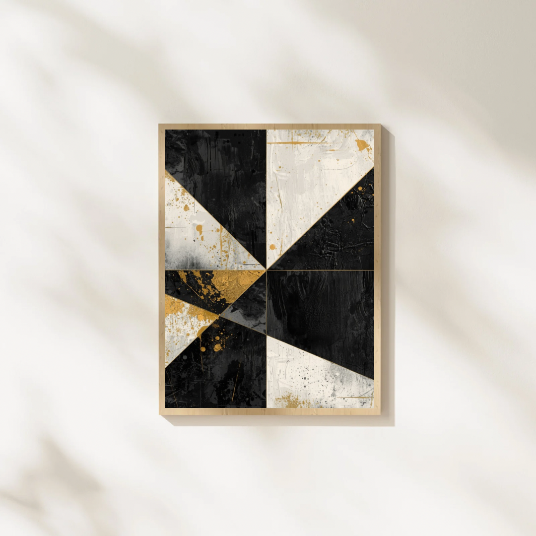 Abstract geometrisch zwart wit goud schilderij in naturel houten lijst aan witte muur met zachte schaduwval – abstract olieverf wall art studeerkamer
