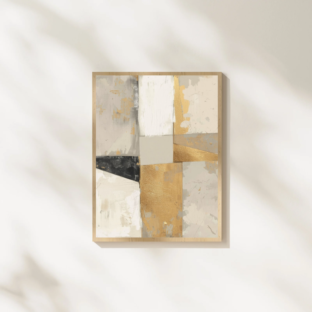 Abstract blokken beige goud schilderij in naturel houten lijst aan witte muur met zachte schaduwval – abstract olieverf wall art studeerkamer
