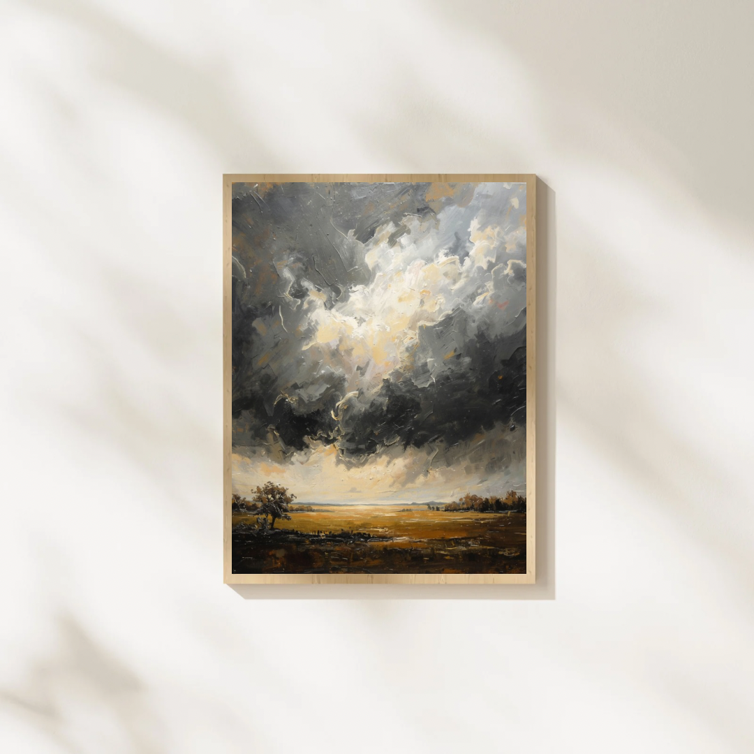 Stormlucht landschap olieverf schilderij in naturel houten lijst aan witte muur met zachte schaduwval – cinematisch wall art studeerkamer
