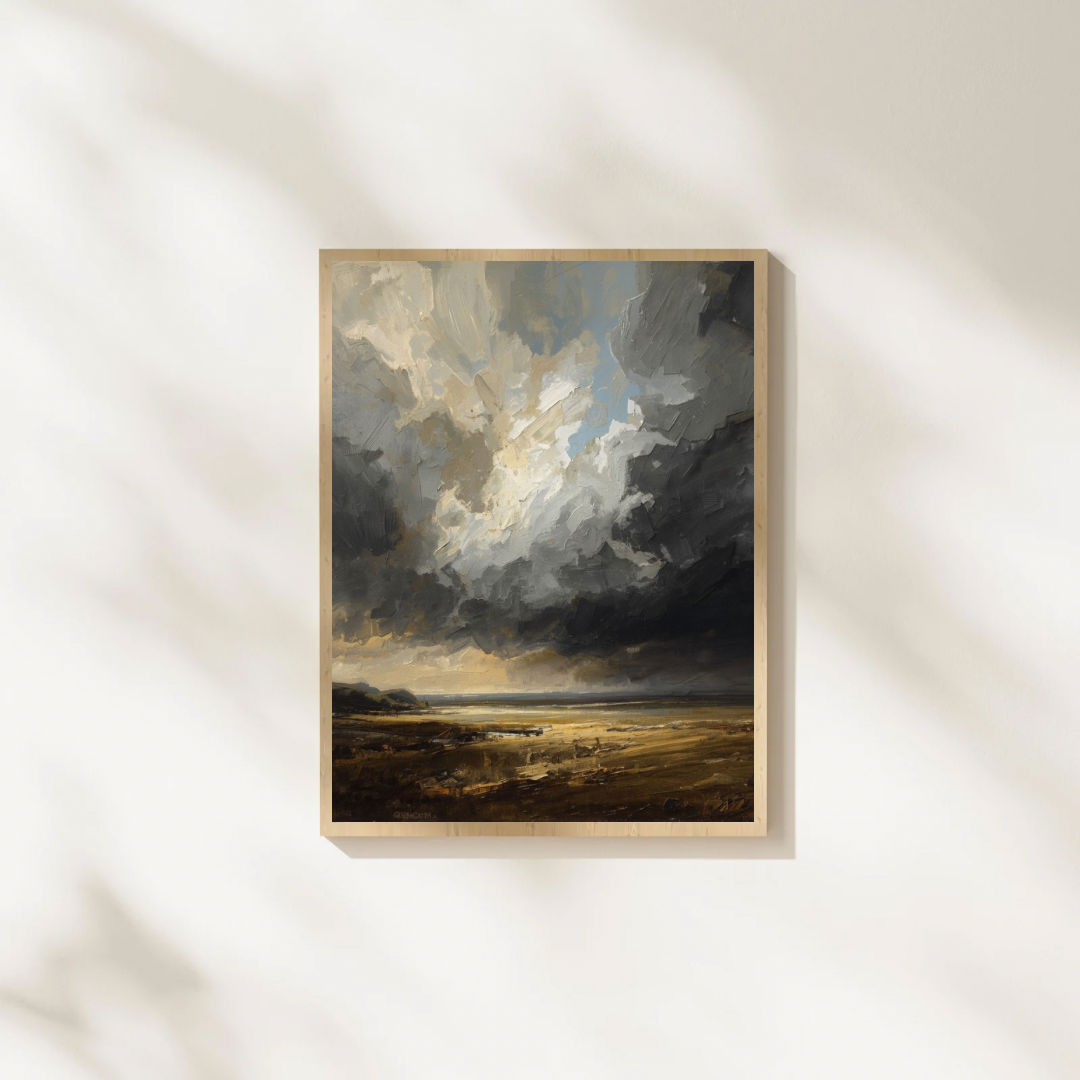 Stormlucht landschap gouden lichtdoorbraak schilderij in naturel houten lijst aan witte muur met zachte schaduwval – cinematisch olieverf wall art studeerkamer
