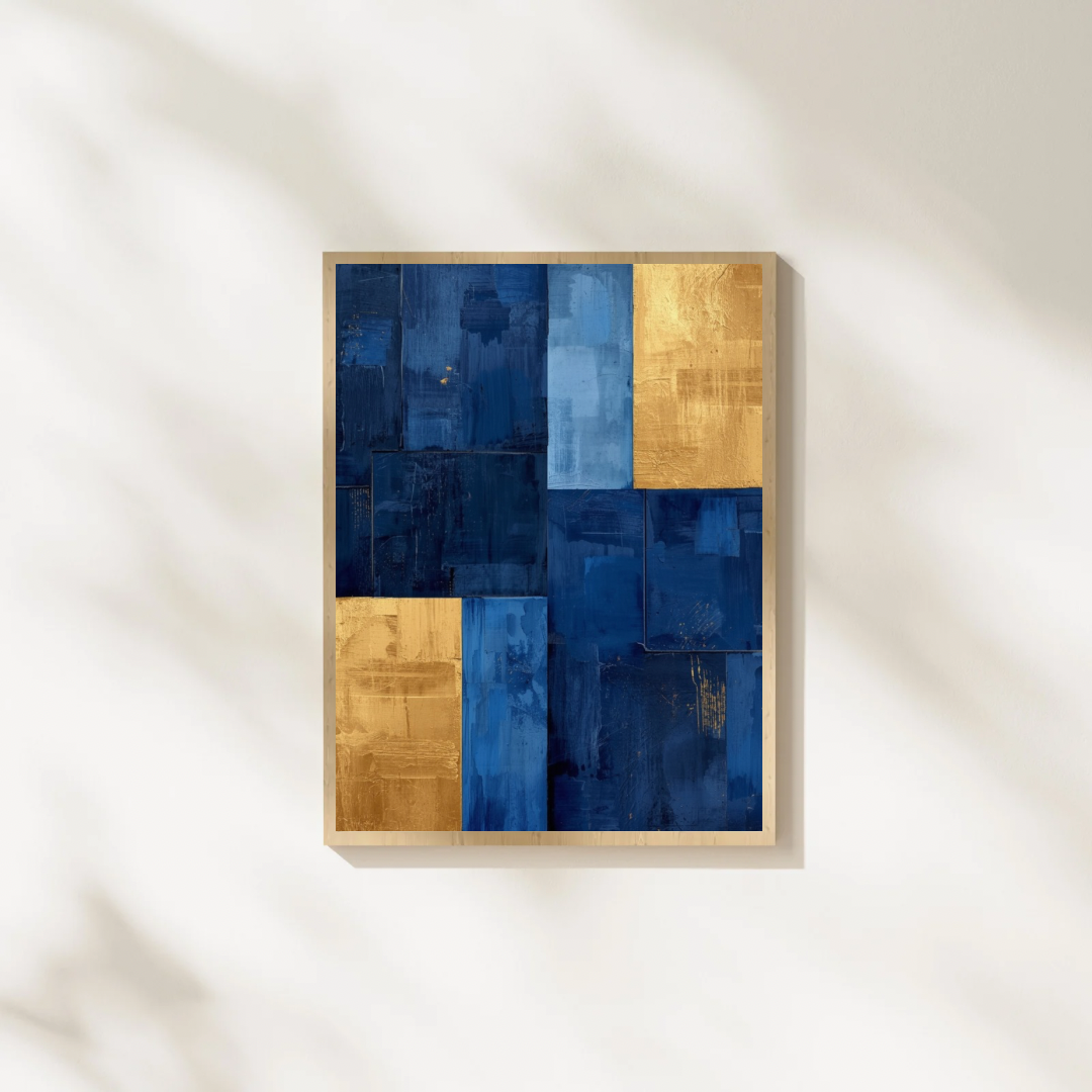 Abstract blokken marineblauw goud schilderij in naturel houten lijst aan witte muur met zachte schaduwval – abstract olieverf wall art studeerkamer
