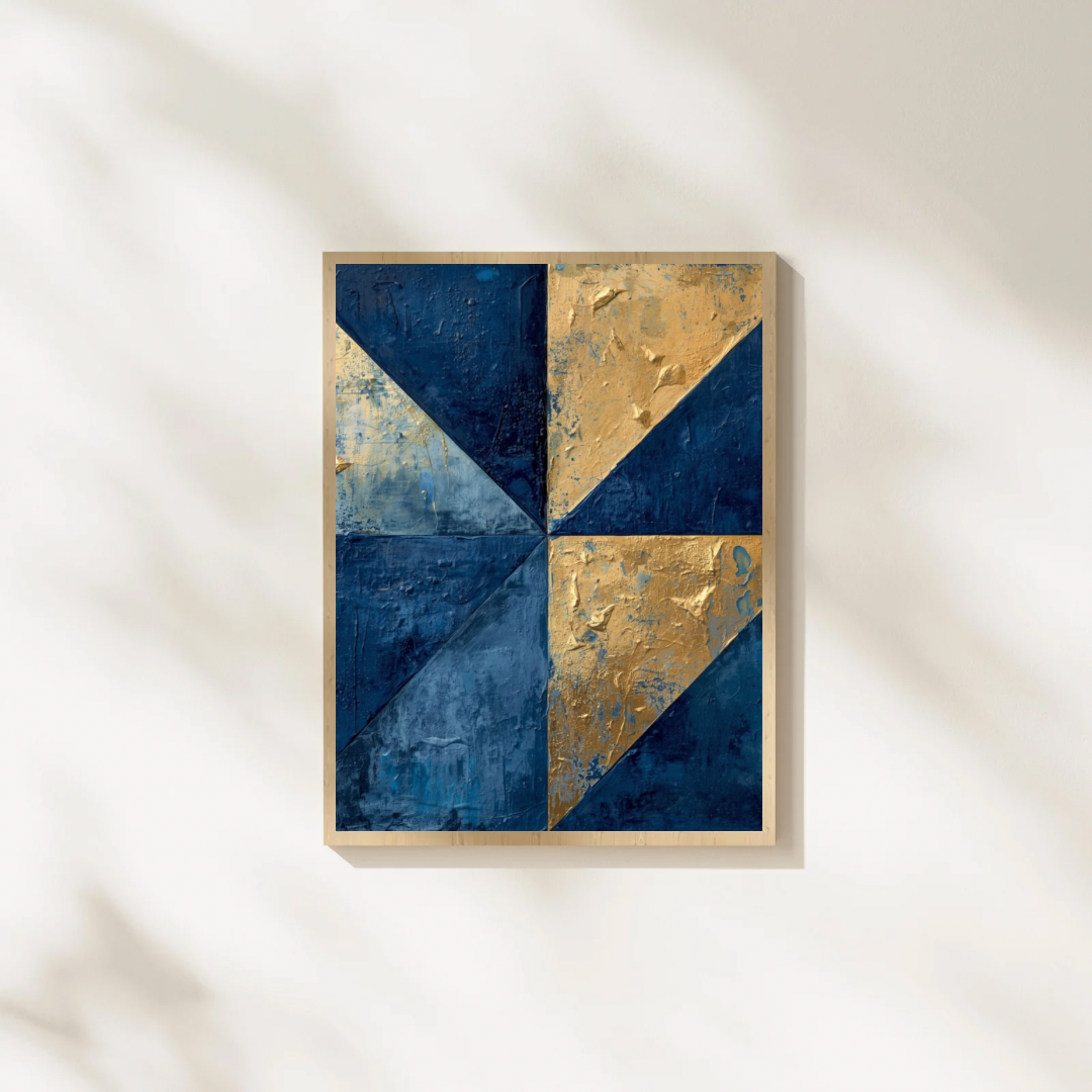 Abstract driehoeken marineblauw goud schilderij in naturel houten lijst aan witte muur met zachte schaduwval – abstract olieverf wall art studeerkamer
