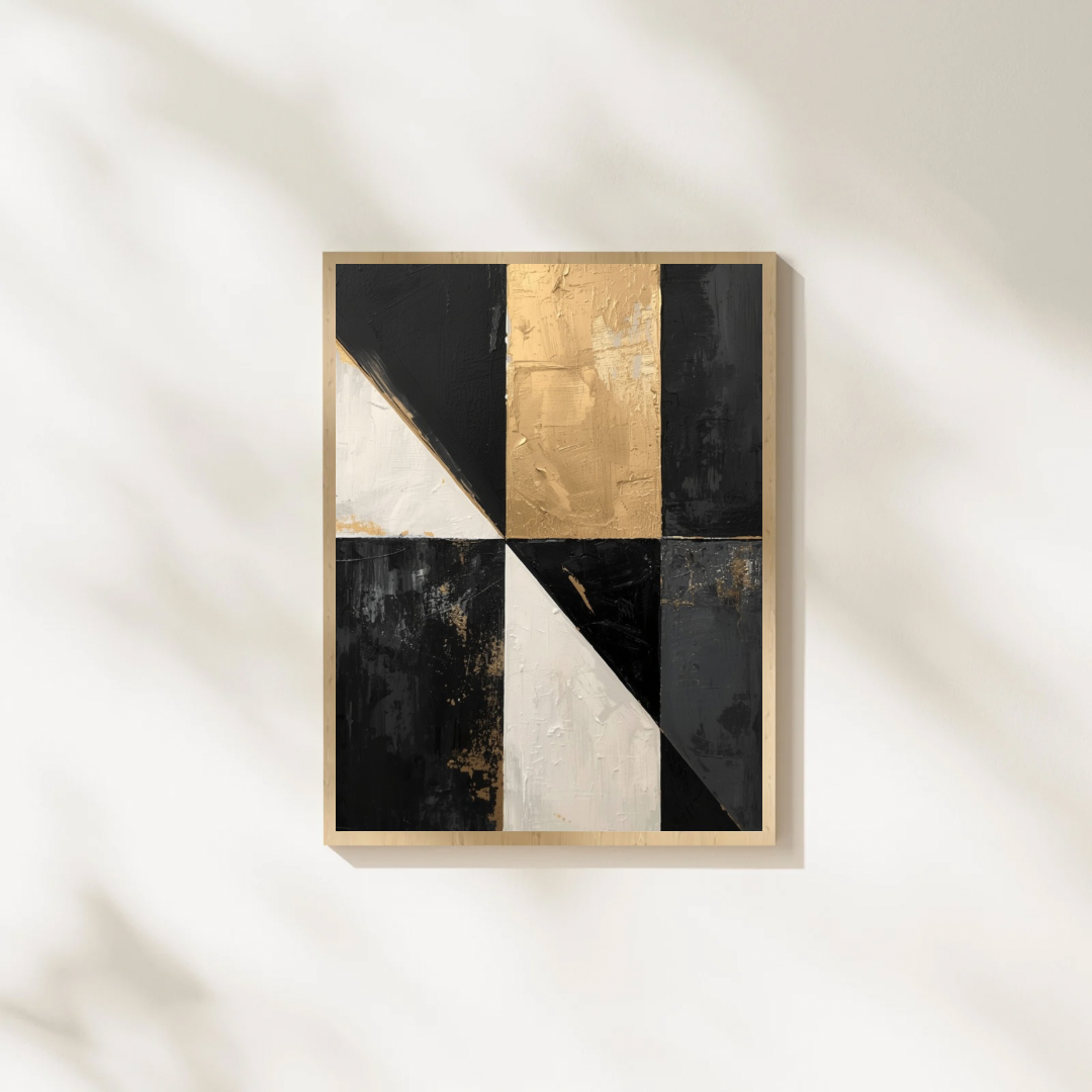 Abstract driehoeken zwart wit goud schilderij in naturel houten lijst aan witte muur met zachte schaduwval – abstract olieverf wall art studeerkamer
