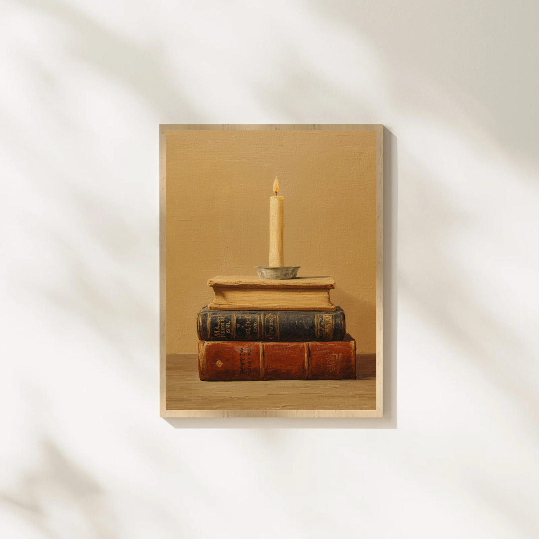 Boeken kandelaar stilleven schilderij in naturel houten lijst aan witte muur met zachte schaduwval – klassiek wall art studeerkamer
