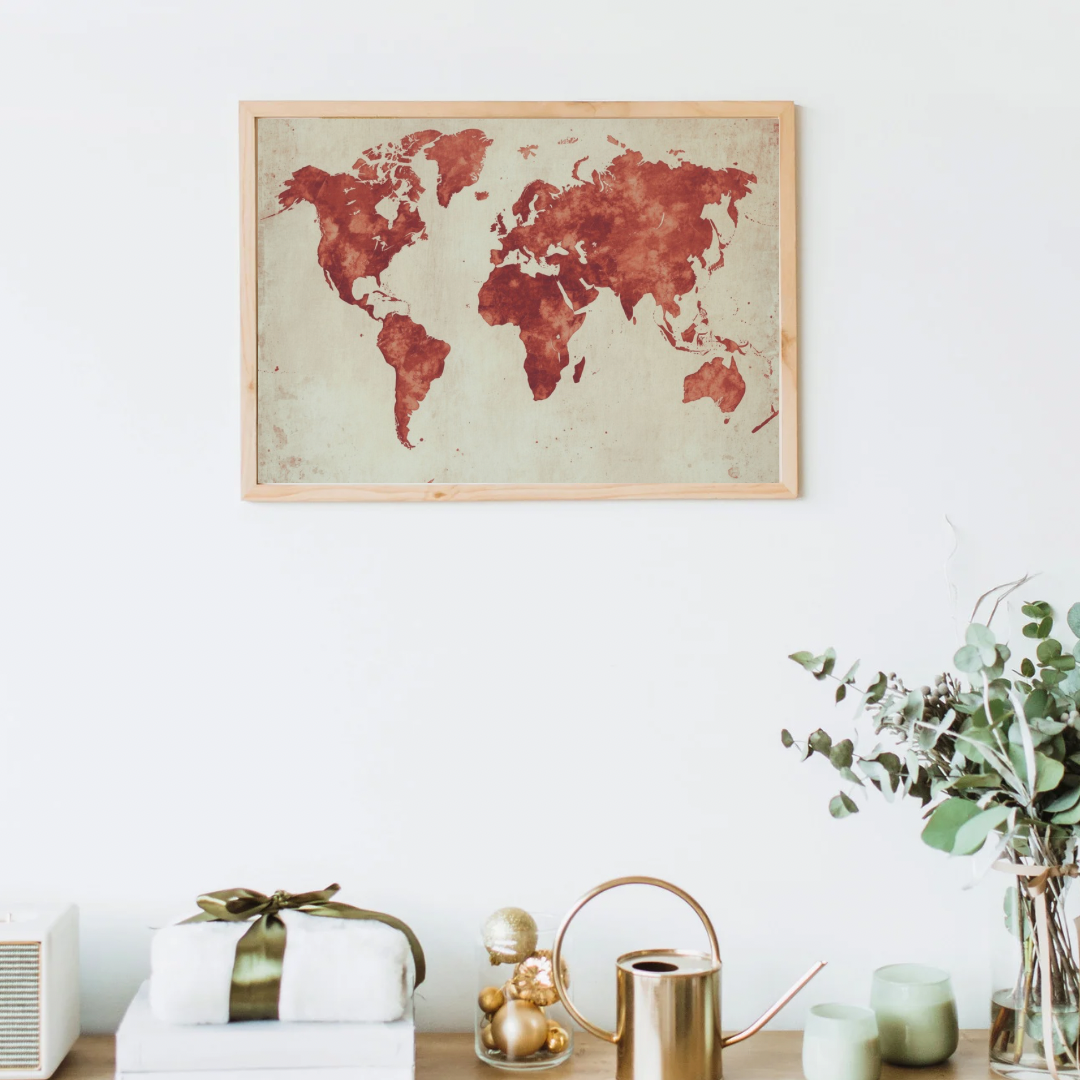 Vintage wereldkaart schilderij in terracotta en beige in naturel houten lijst aan witte muur boven aanrecht met gouden accessoires – klassiek wall art woonkamer
