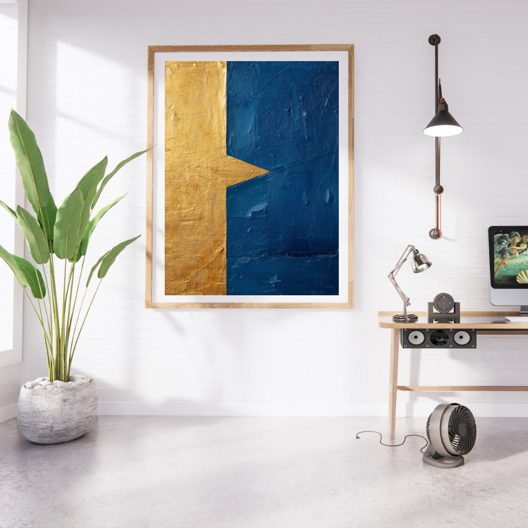Abstract goud blauw ster schilderij in gouden lijst aan witte muur naast grote groene plant en houten bureau met lamp – modern wall art studeerkamer
