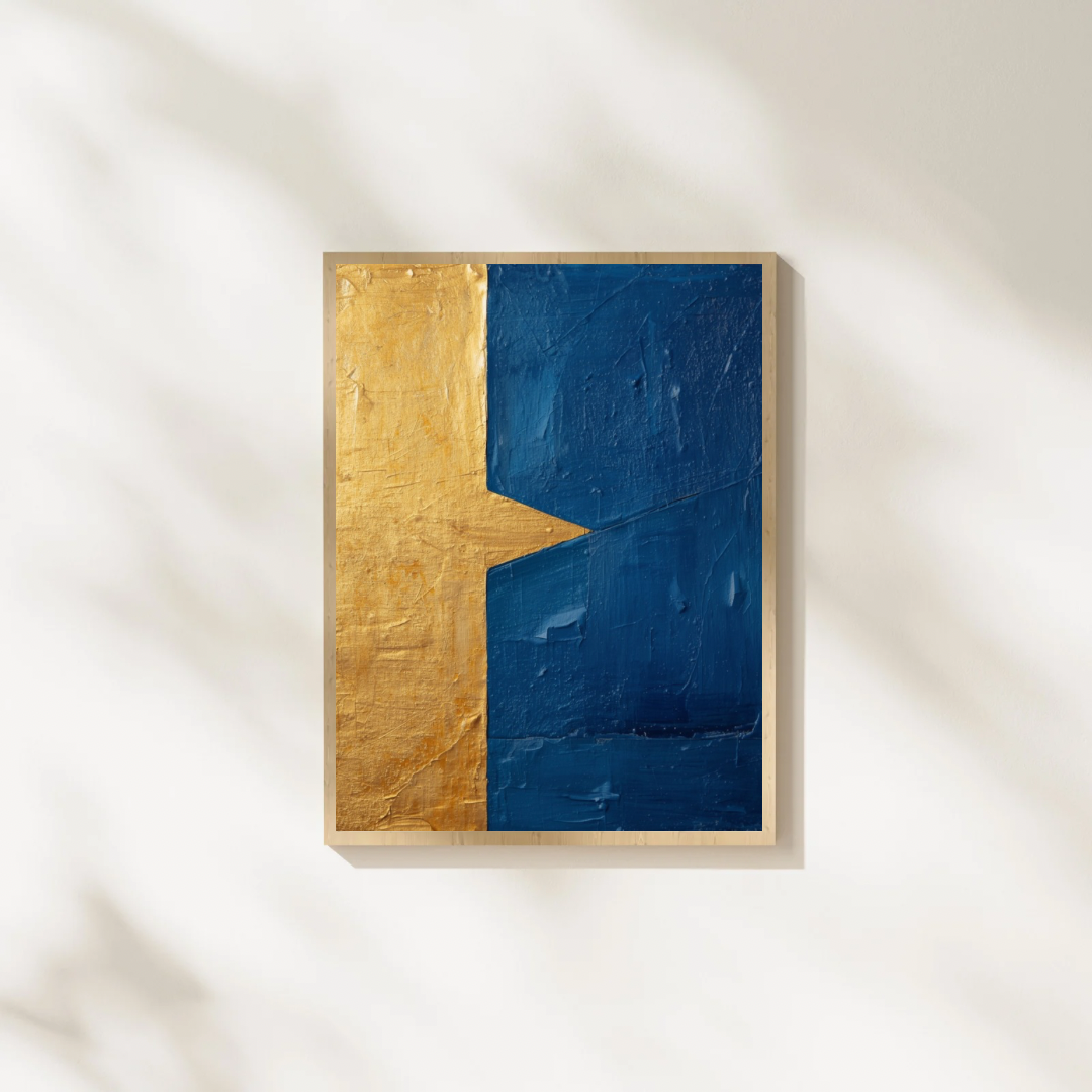 Abstract goud blauw ster schilderij in gouden lijst staand op witte ondergrond tegen witte muur – expressief wall art studeerkamer

