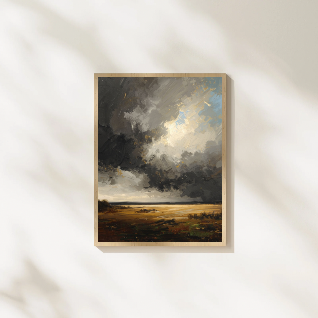 Dramatisch landschap schilderij met donkere wolkenlucht en gouden horizon in gouden lijst staand op witte ondergrond tegen witte muur – cinematisch wall art studeerkamer

