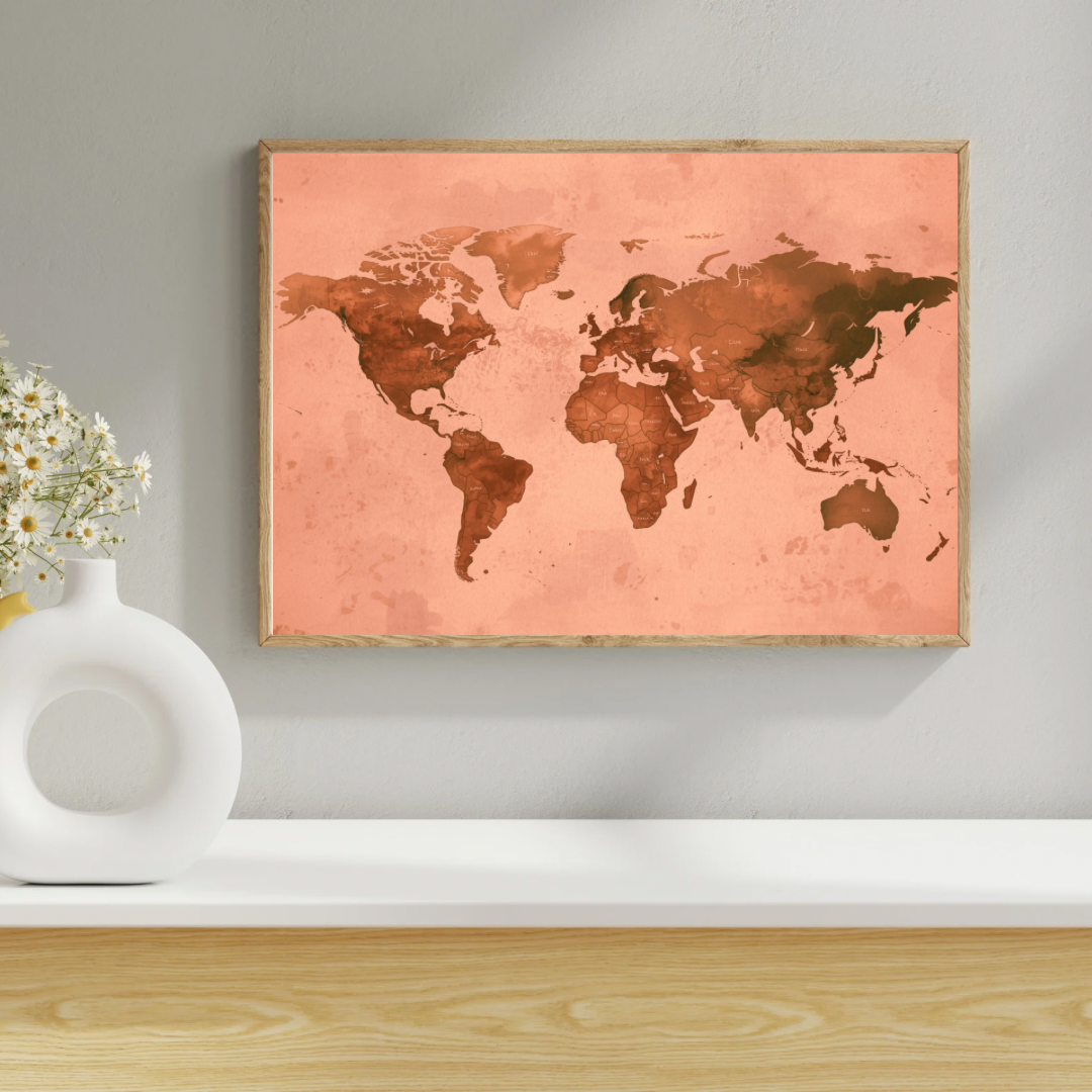 Vintage wereldkaart schilderij in terracotta roze staand op houten oppervlak naast witte vaas met bloemen tegen witte muur – klassiek reisdecor wall art studeerkamer

