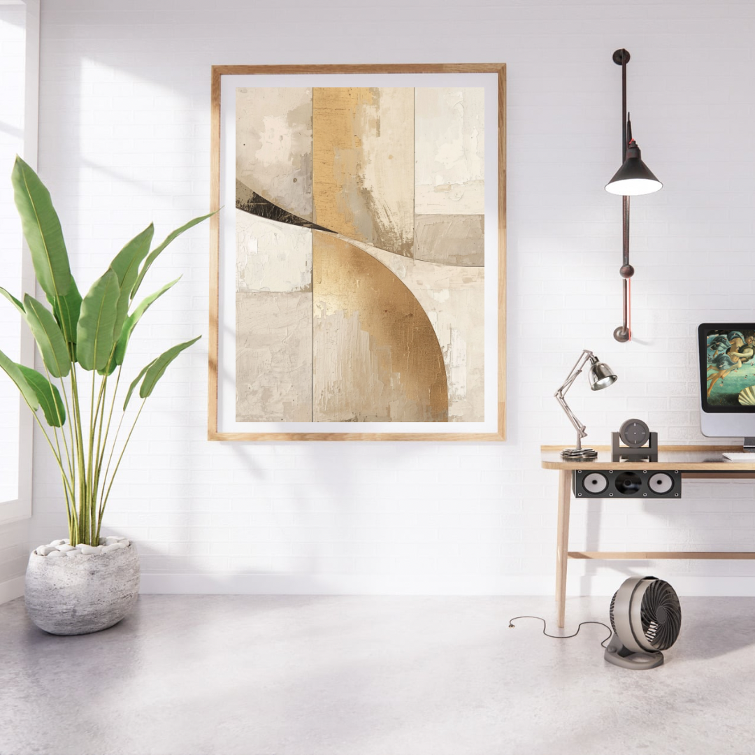 Abstract beige schilderij met organische vormen en gouden booglijnen in gouden lijst aan witte muur naast grote groene plant en houten bureau met lamp – minimalistisch wall art studeerkamer
