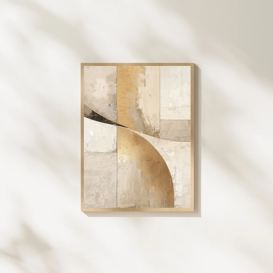 Abstract beige schilderij met organische vormen en gouden booglijnen in gouden lijst staand op witte ondergrond tegen witte muur – sereen wall art studeerkamer
