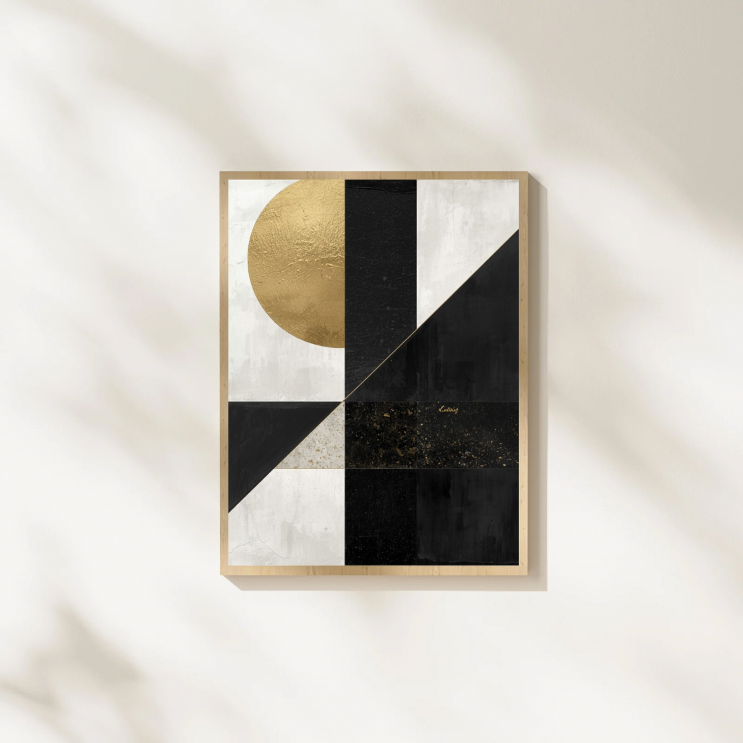 Abstract zwart goud schilderij met geometrische vlakken en gouden cirkel in gouden lijst staand op witte ondergrond tegen witte muur – modern wall art studeerkamer
