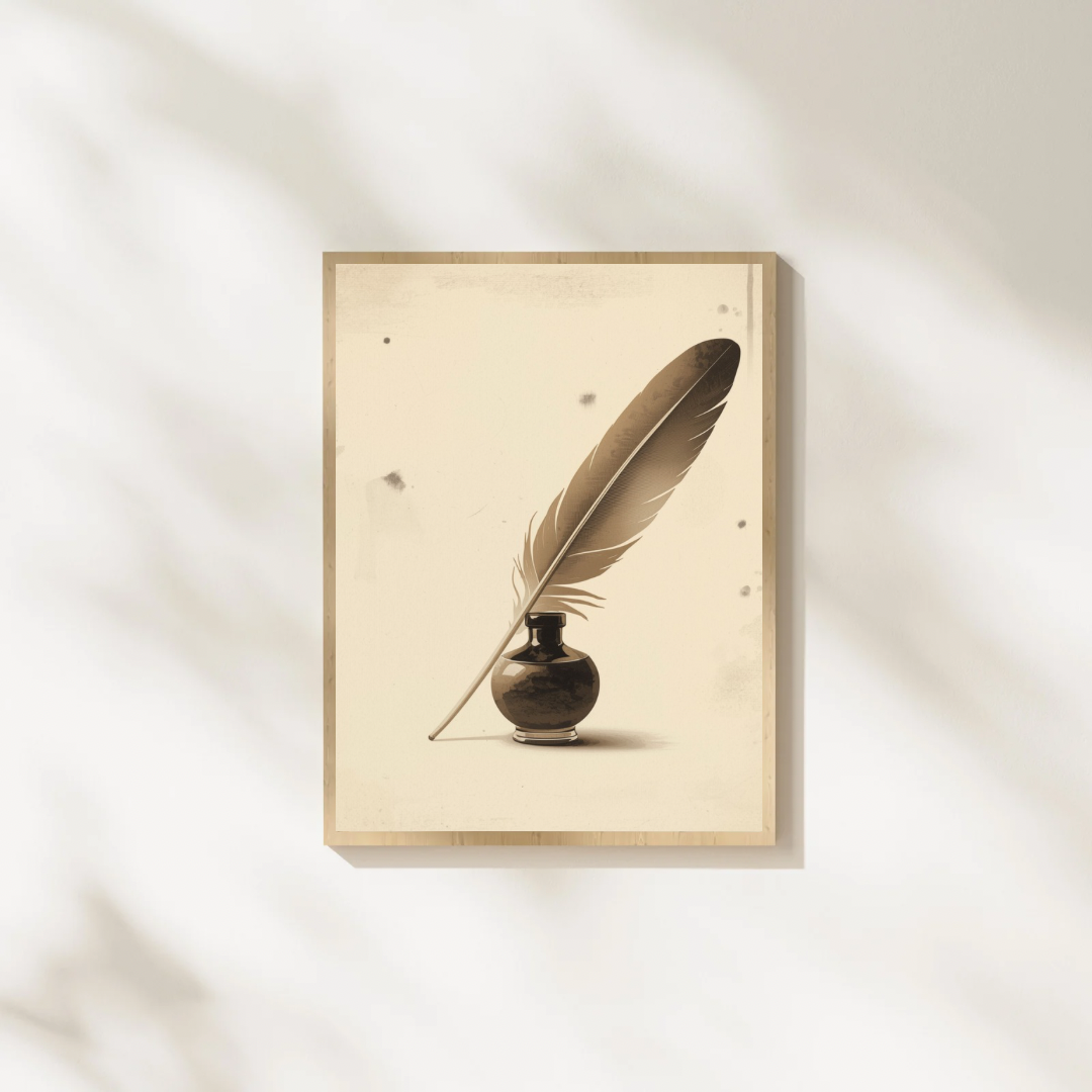 Veer en inktpot schilderij in gouden lijst staand op witte ondergrond tegen witte muur met zachte schaduwval – klassiek literair wall art studeerkamer

