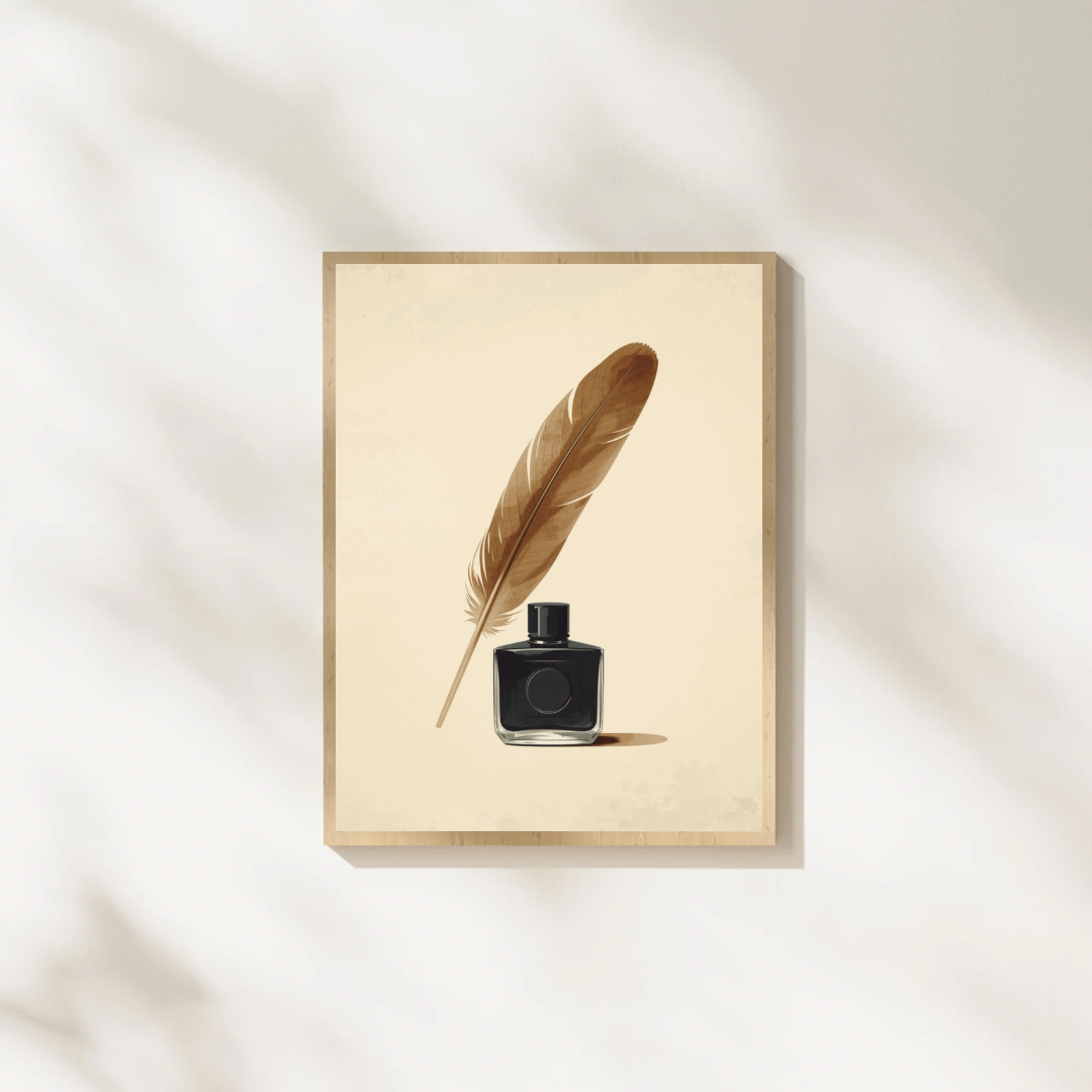 Gouden veer en inktpot schilderij in gouden lijst staand op witte ondergrond tegen witte muur met zachte schaduwval – literair wall art studeerkamer
