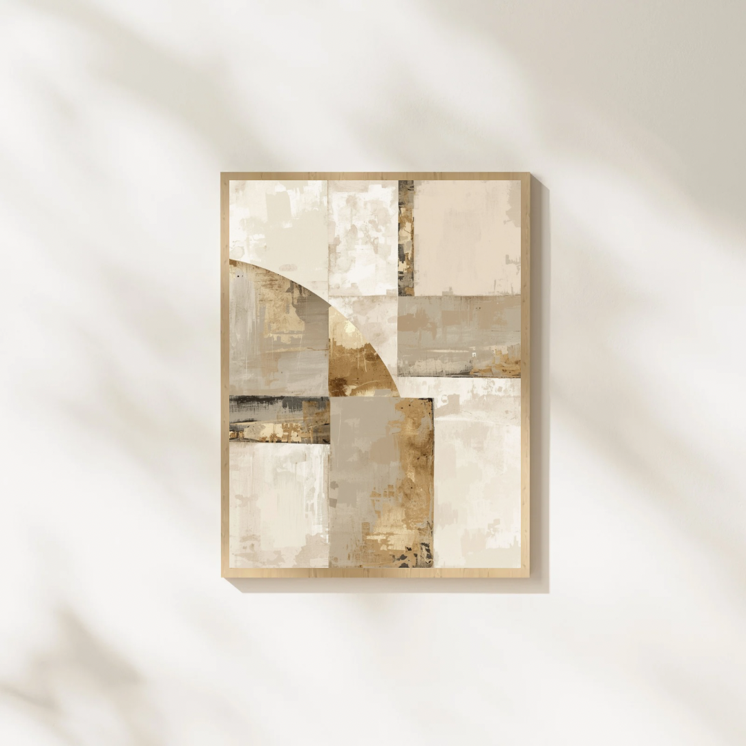 Abstract patchwork schilderij in beige oker en zachtgroen in gouden lijst staand op witte ondergrond tegen witte muur – sereen wall art studeerkamer
