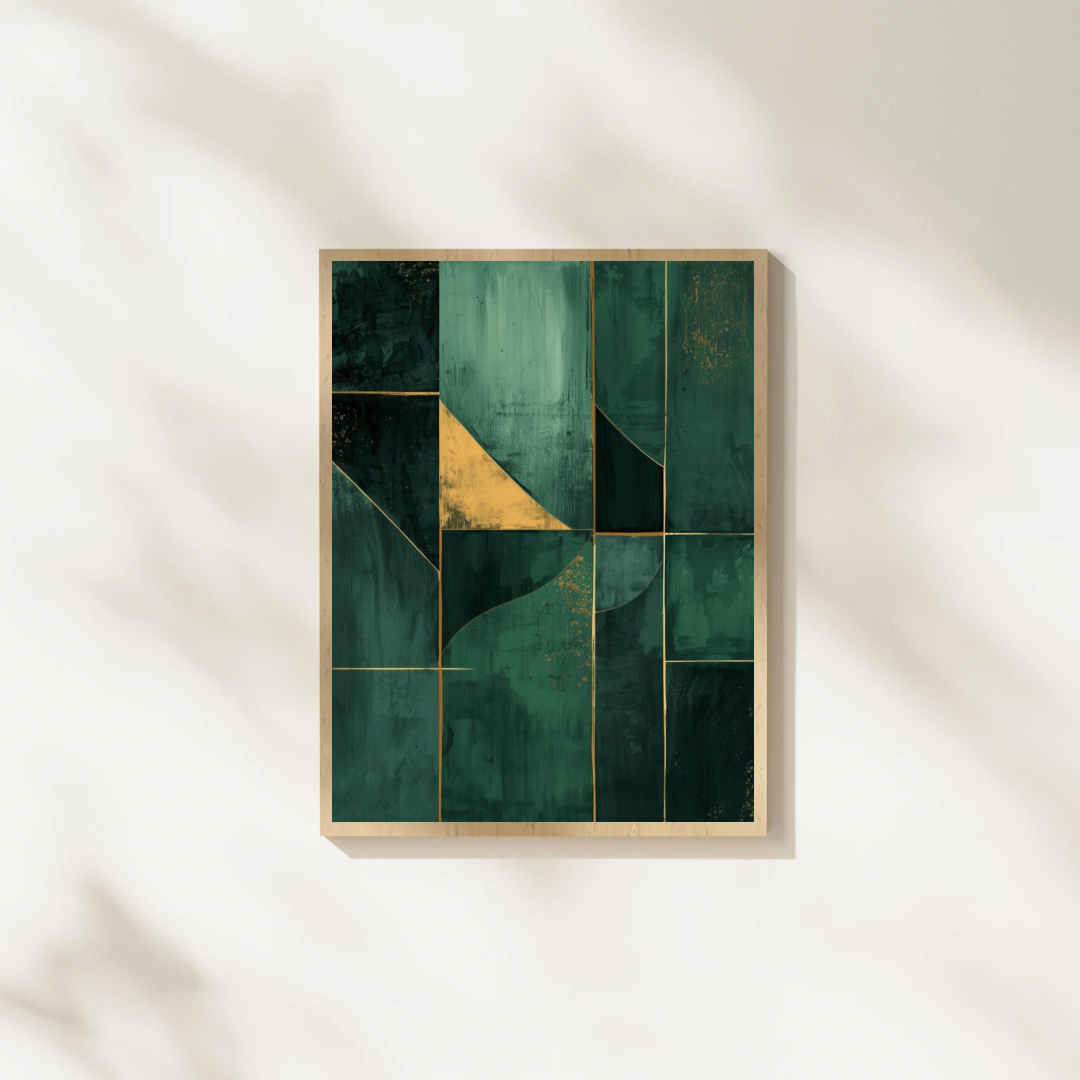 Abstract donkergroen goud patchwork schilderij in gouden lijst staand op witte ondergrond tegen witte muur – prestige wall art studeerkamer
