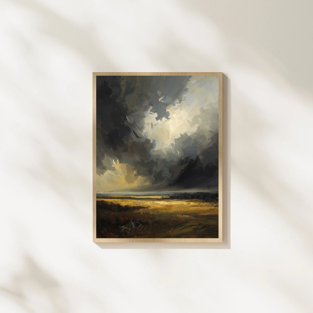 Dramatisch wolkenlandschap schilderij met stormlucht en gouden lichtstraal in gouden lijst staand op witte ondergrond tegen witte muur – cinematisch wall art studeerkamer
