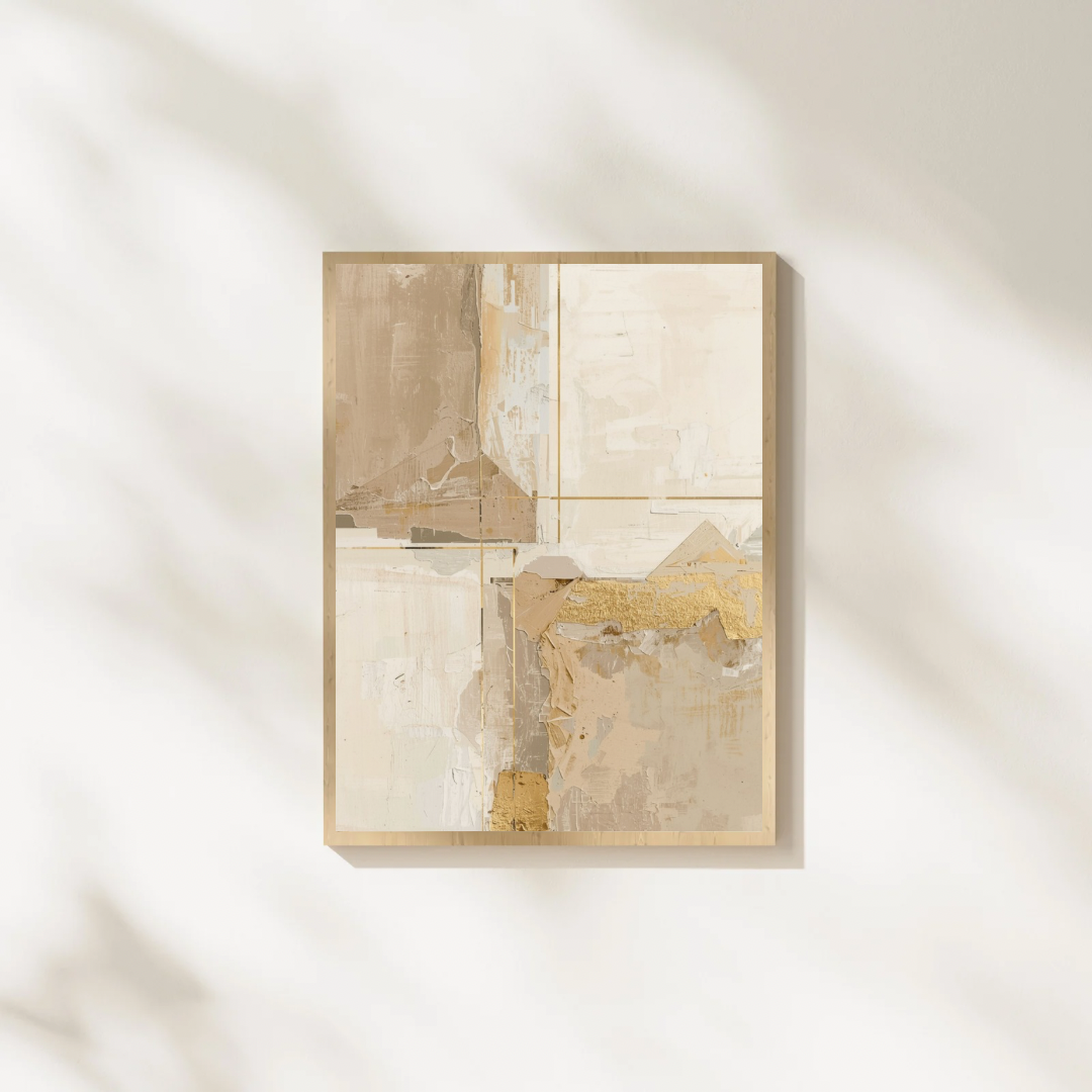 Abstract crème beige schilderij met organische vlakken in gouden lijst staand op witte ondergrond tegen witte muur – sereen wall art studeerkamer
