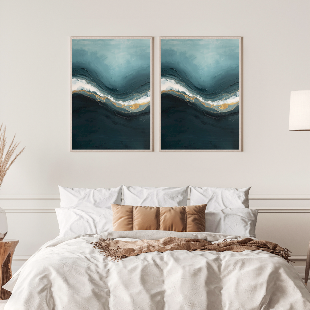 Abstract oceaan schilderij met diepblauwe golfstructuur en gouden lichtlijn in gouden lijst aan witte muur naast grote groene plant en houten bureau met lamp – cinematisch wall art slaapkamer
