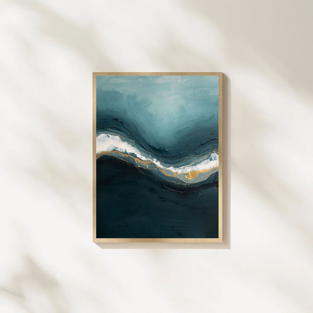 Abstract oceaan schilderij met diepblauwe golfstructuur en gouden lichtlijn in gouden lijst staand op witte ondergrond tegen witte muur – sereen wall art slaapkamer
