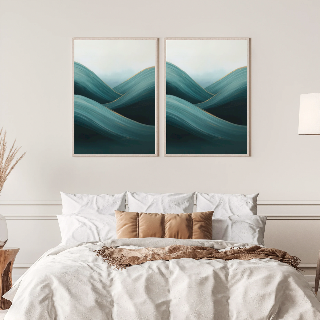 Abstract groene bergen schilderij met vloeiende berglagen in twee gouden lijsten naast elkaar aan witte muur boven bed met linnen beddengoed – sereen wall art slaapkamer
