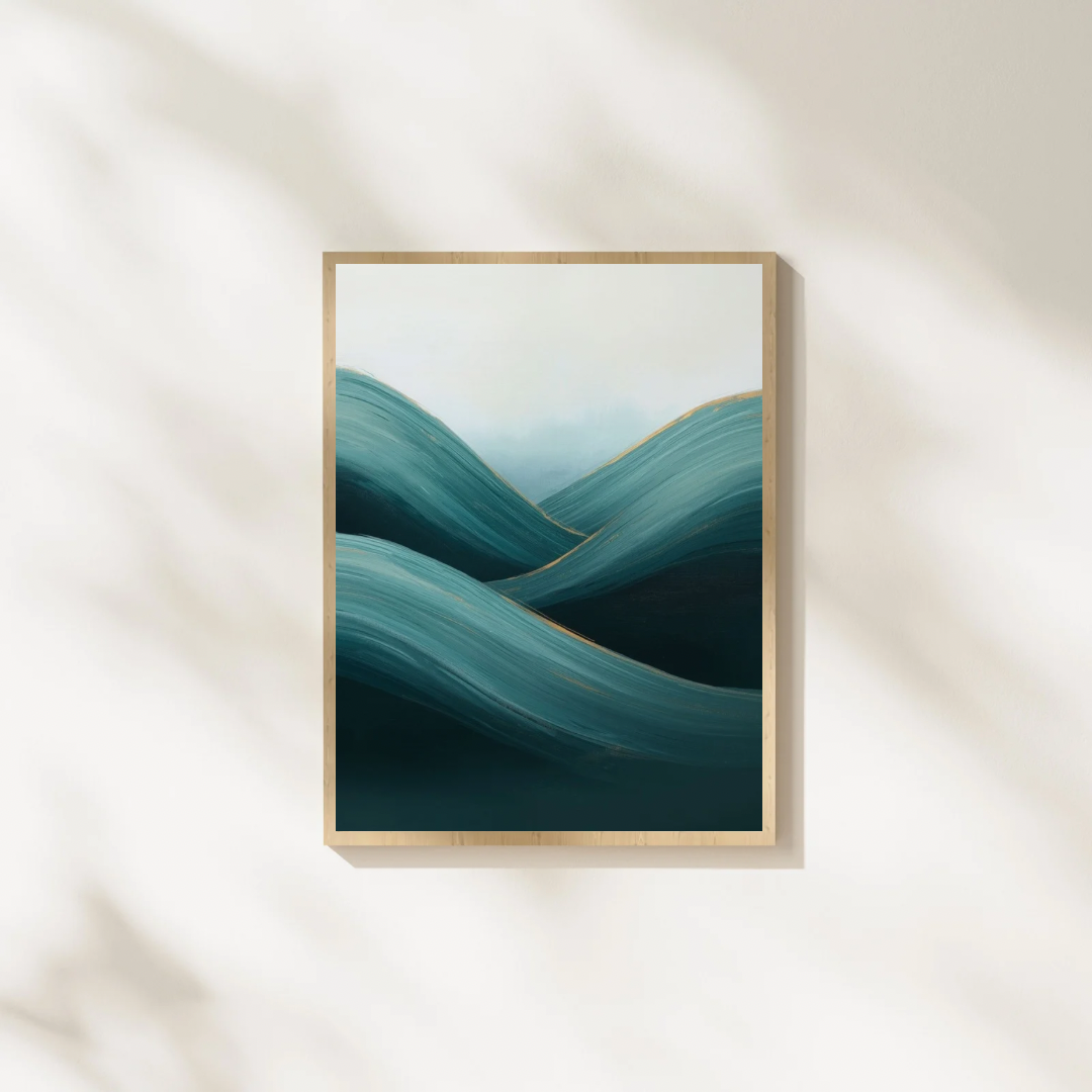Abstract groene bergen schilderij met vloeiende berglagen in gouden lijst staand op witte ondergrond tegen witte muur – sereen wall art slaapkamer
