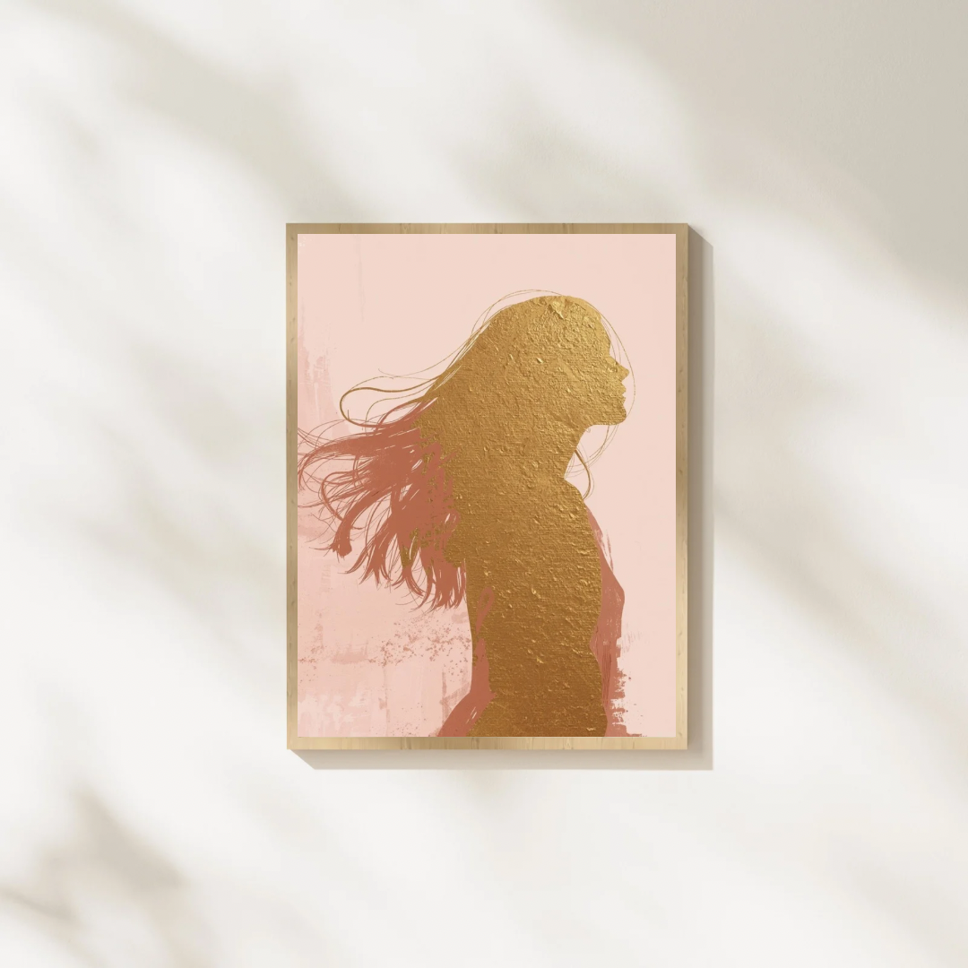 Vrouw silhouet schilderij met wapperende haren in roze gloed in gouden lijst staand op witte ondergrond tegen witte muur – vrouwelijk wall art slaapkamer
