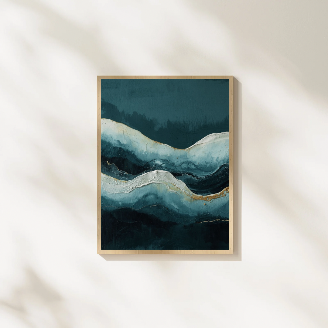 Abstract oceaan golf schilderij met diepblauwe golven en gouden lichtlijn in gouden lijst staand op witte ondergrond tegen witte muur – maritiem wall art slaapkamer
