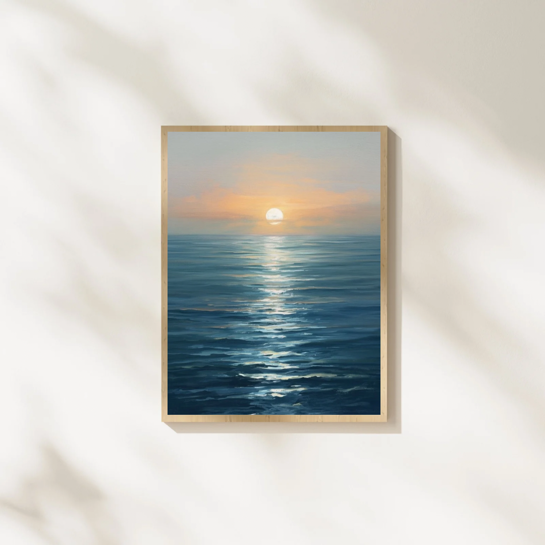 Zonsondergang zee schilderij met gouden zon en spiegelend blauw water in gouden lijst staand op witte ondergrond tegen witte muur – cinematisch wall art slaapkamer

