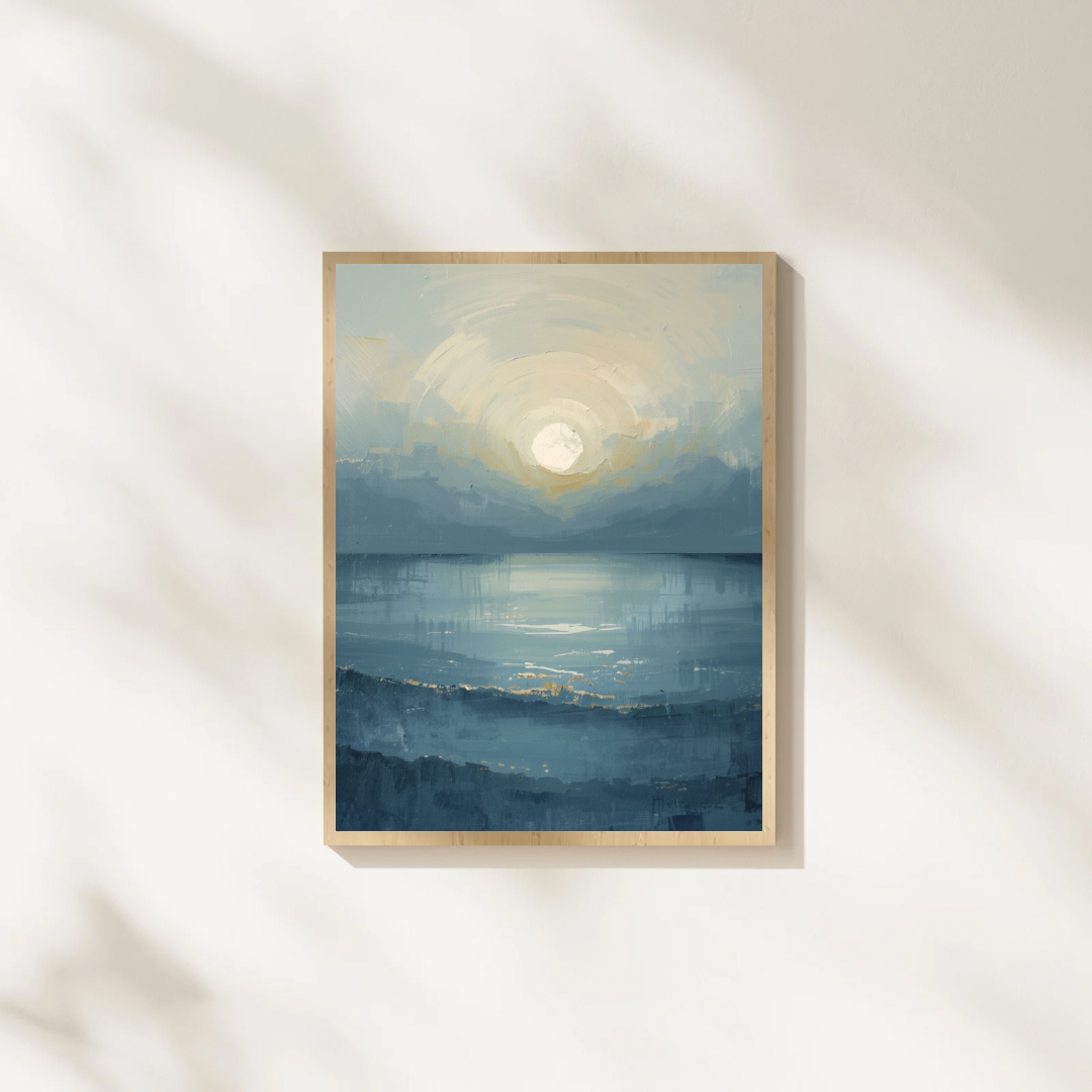 Abstract maanlicht zee schilderij met zachte maan en mistige blauwe horizon in gouden lijst staand op witte ondergrond tegen witte muur – dromerig wall art slaapkamer
