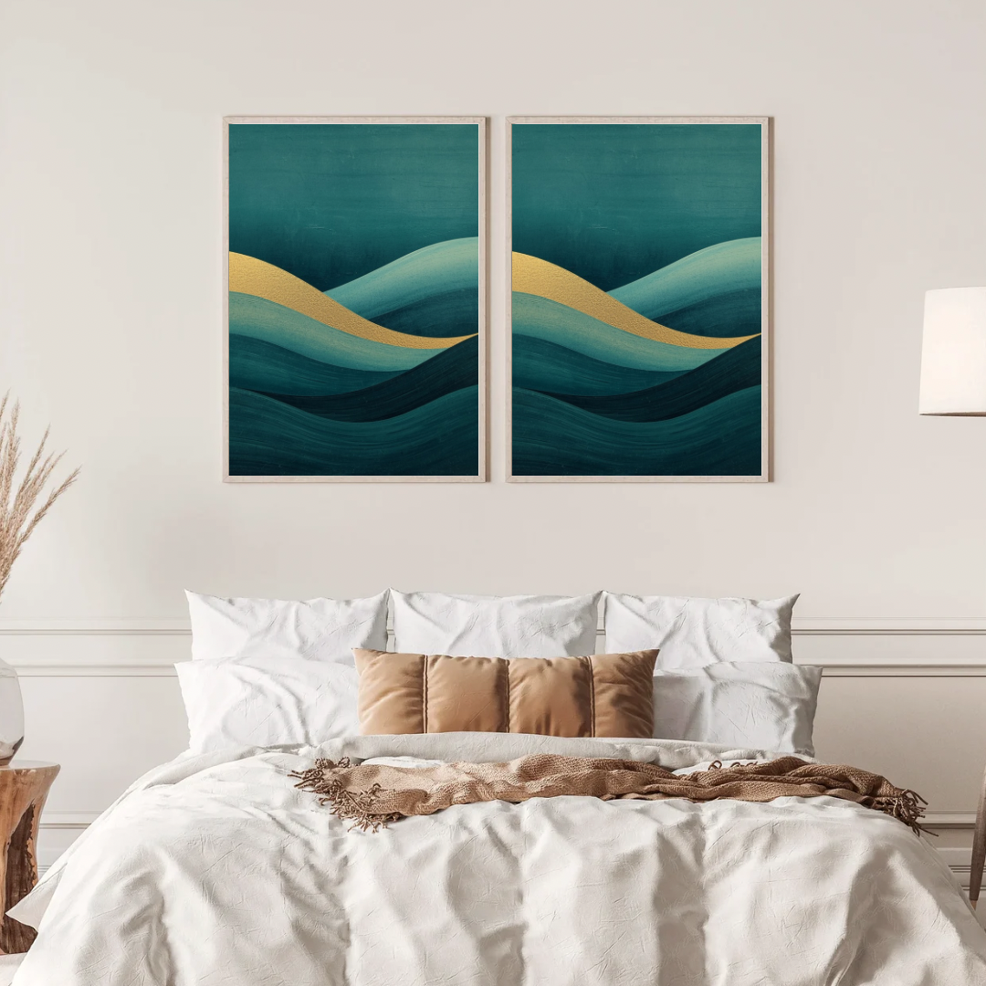 Abstract smaragdgroene golf schilderij met gouden lichtlijn in twee gouden lijsten naast elkaar aan witte muur boven bed met linnen beddengoed – luxueus wall art slaapkamer
