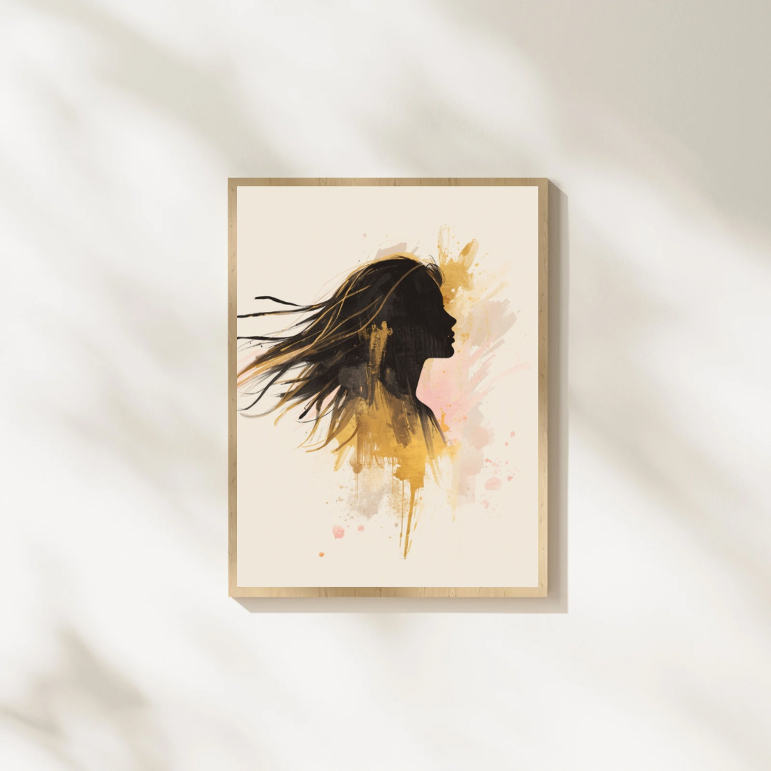 Vrouw silhouet schilderij met zwart profiel en gouden verfspetters in gouden lijst staand op witte ondergrond tegen witte muur – expressief wall art slaapkamer
