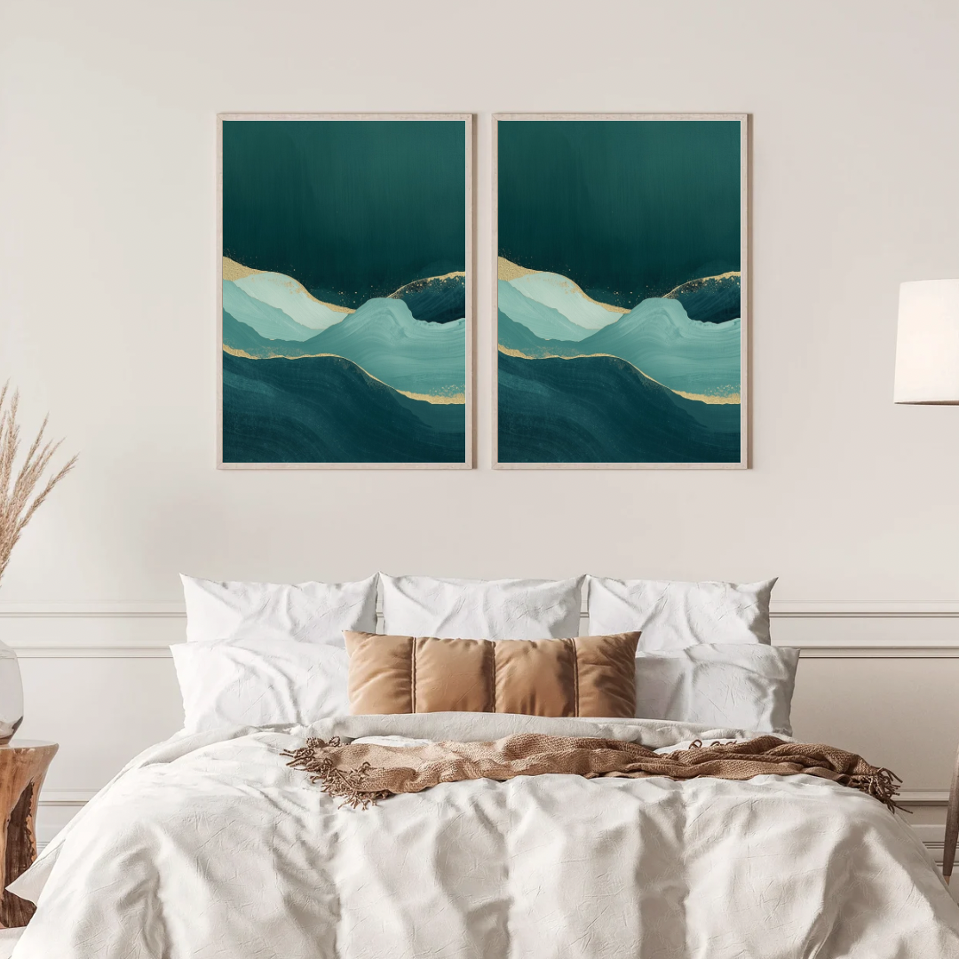 Abstract teal goud schilderij met vloeiende berglagen in twee gouden lijsten naast elkaar aan witte muur boven bed met linnen beddengoed – luxueus wall art slaapkamer

