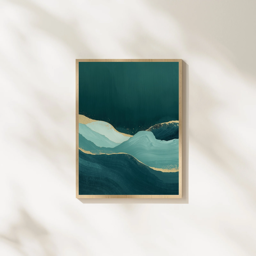 Abstract teal goud schilderij met vloeiende berglagen in gouden lijst staand op witte ondergrond tegen witte muur – sereen wall art slaapkamer
