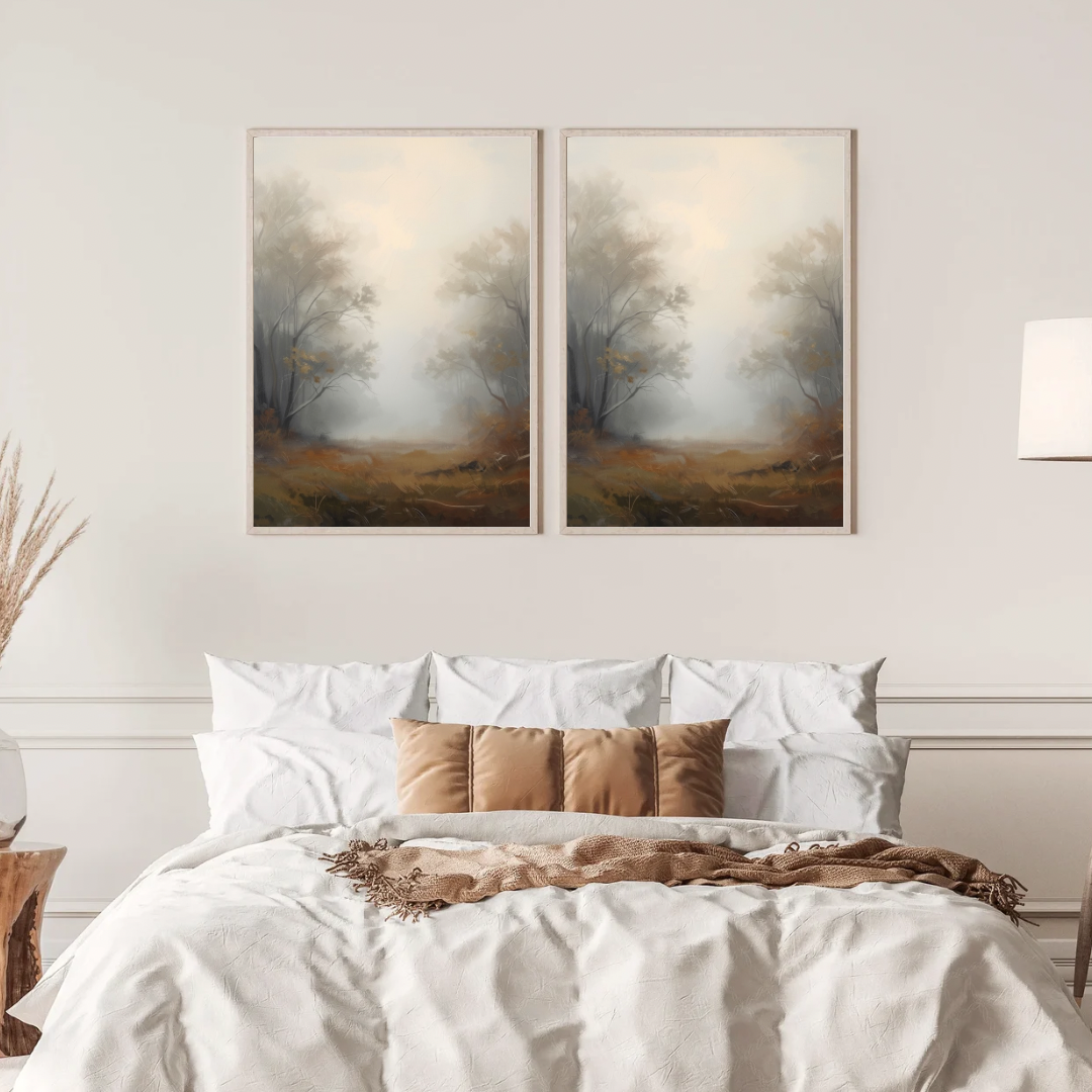 Mistig bospad schilderij met smal pad door herfstbos in twee gouden lijsten naast elkaar aan witte muur boven bed met linnen beddengoed – dromerig wall art slaapkamer
