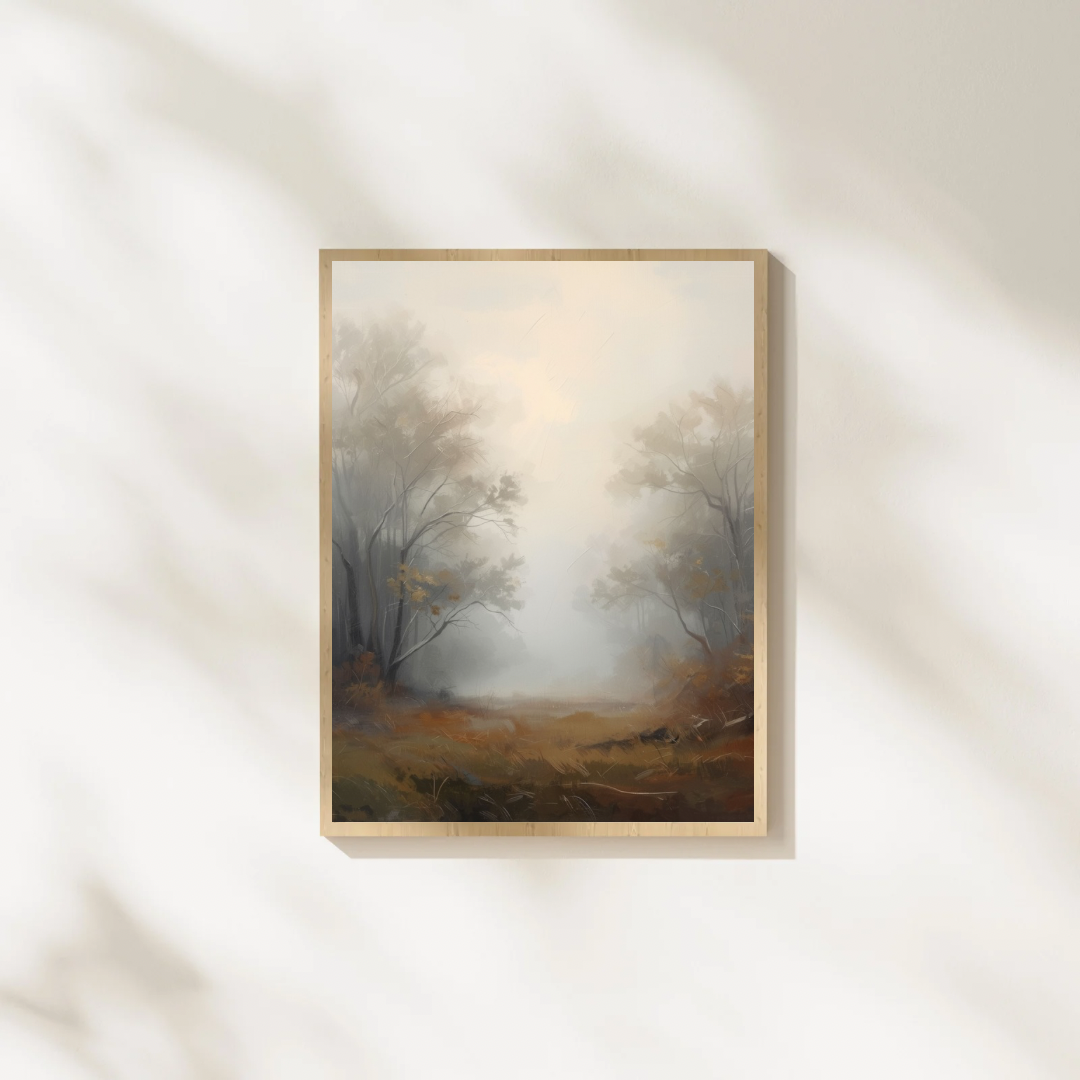 Mistig bospad schilderij met smal pad door herfstbos in gouden lijst staand op witte ondergrond tegen witte muur – atmosferisch wall art slaapkamer
