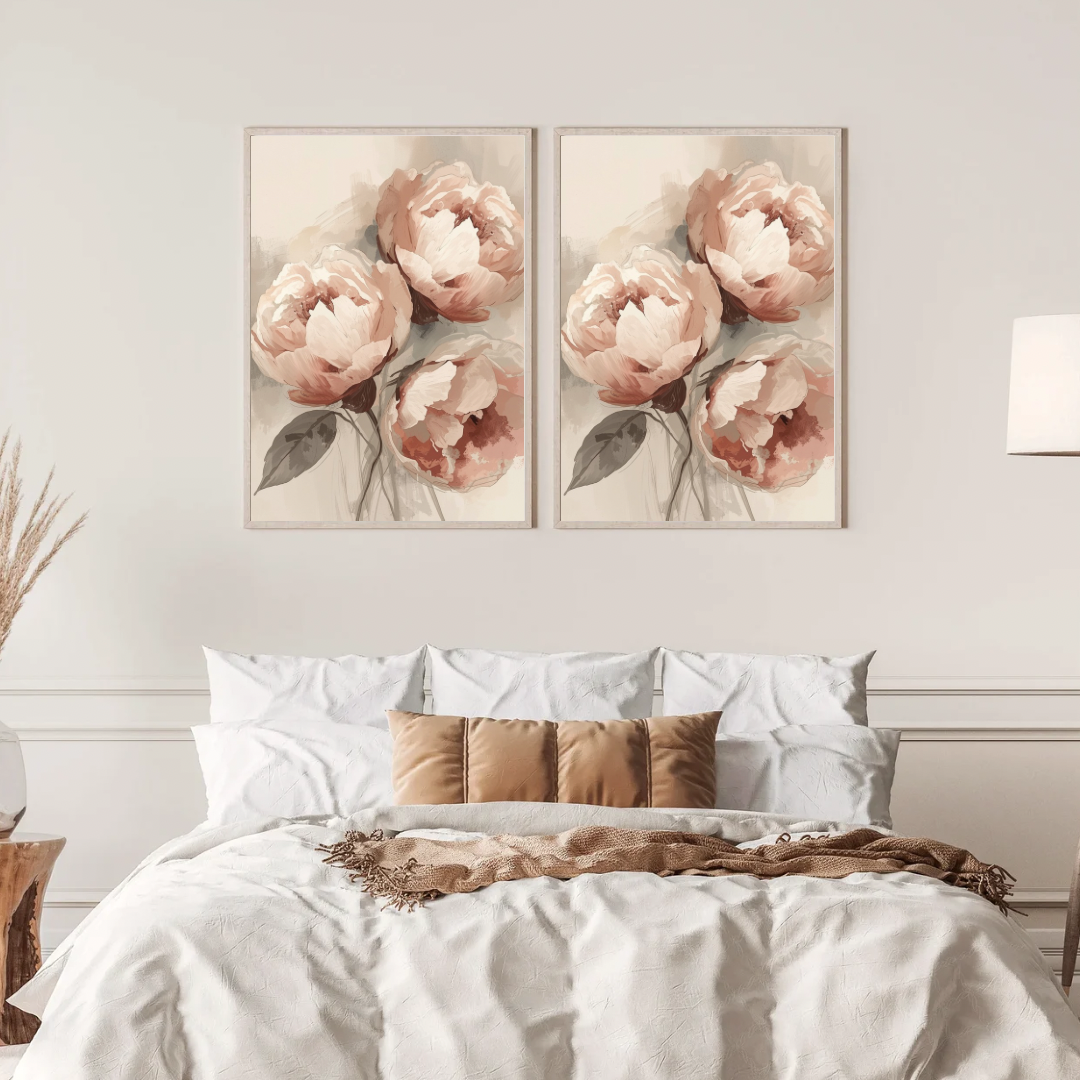 Pioenrozen boeket schilderij met zachte roze pioenen en groene bladeren in twee gouden lijsten naast elkaar aan witte muur boven bed met linnen beddengoed – botanisch wall art slaapkamer
