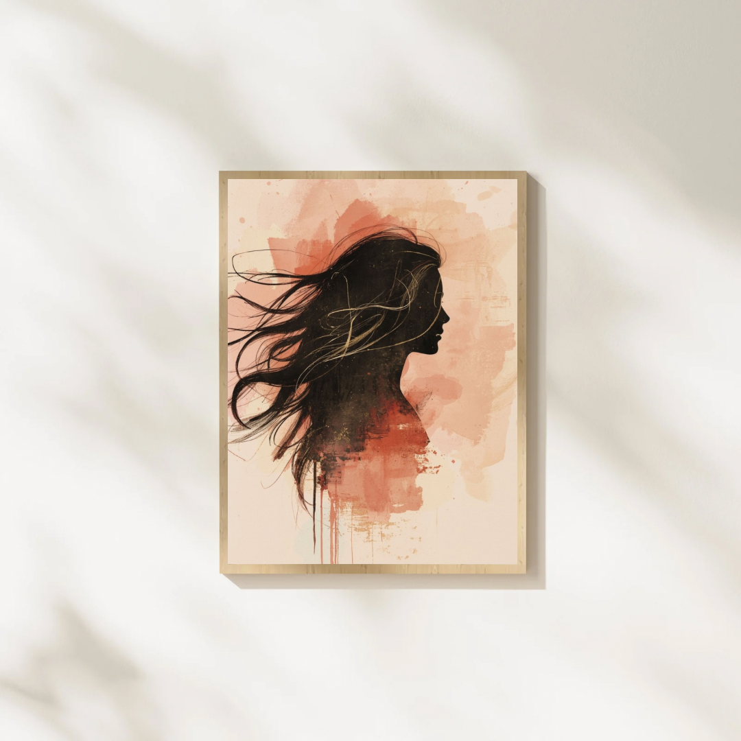 Vrouw silhouet schilderij met zwart profiel en roze aquarel verfwolk in gouden lijst staand op witte ondergrond tegen witte muur – romantisch wall art slaapkamer

