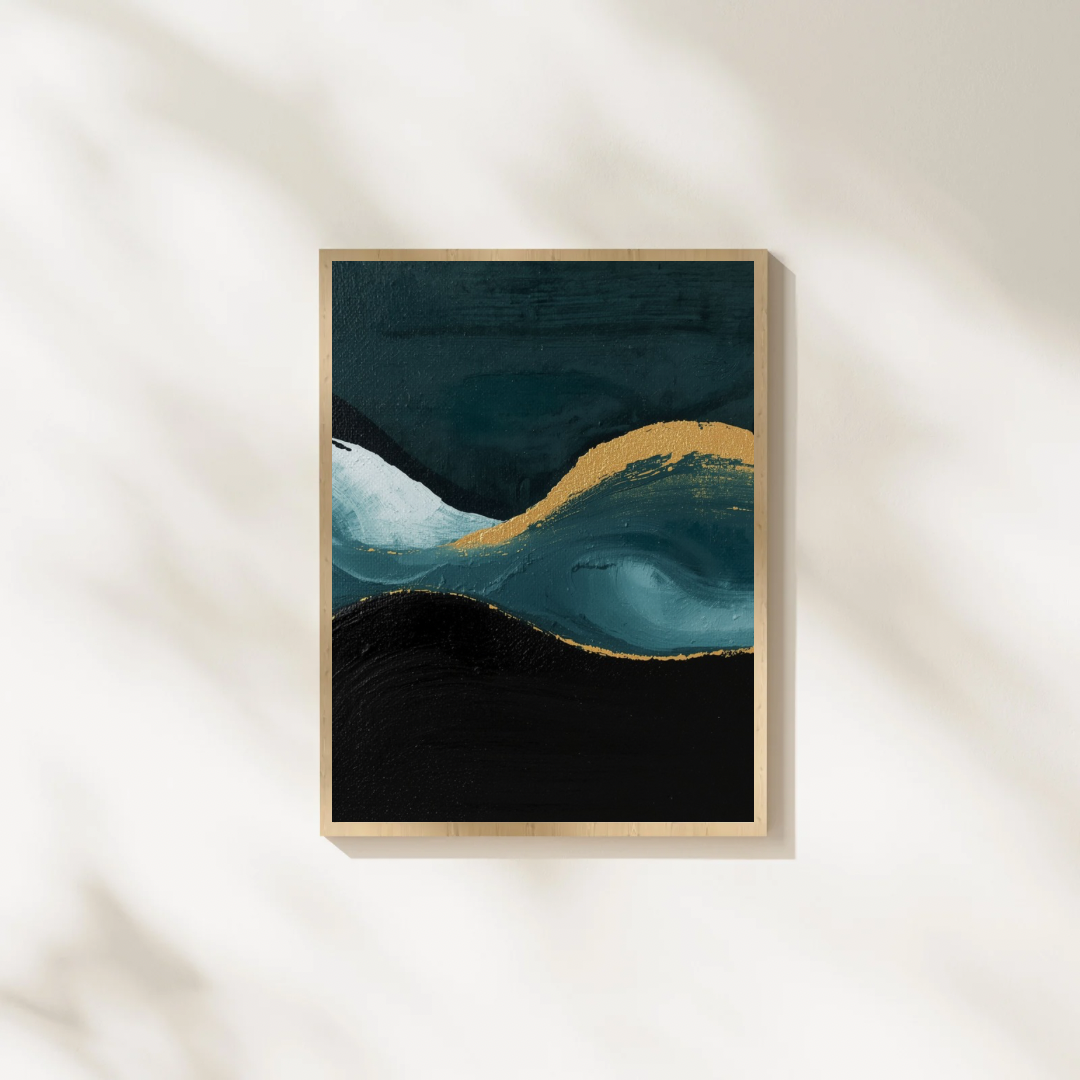 Abstract teal zwart goud schilderij met gouden golf en donkere vlakken in gouden lijst staand op witte ondergrond tegen witte muur – luxueus wall art slaapkamer
