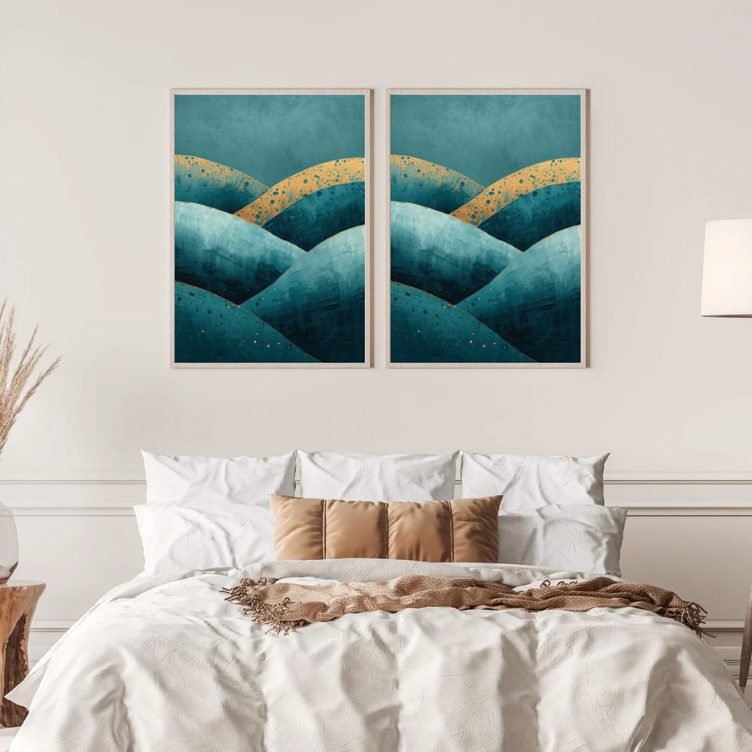 Abstract teal goud golven schilderij met gouden lichtband in twee gouden lijsten naast elkaar aan witte muur boven bed met linnen beddengoed – sereen wall art slaapkamer
