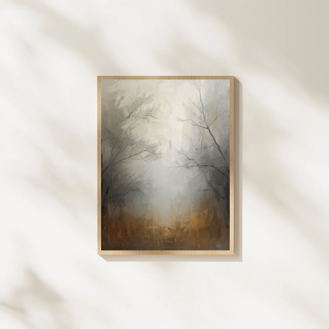 Abstract mistig bos schilderij met kale bomen en warme bruine mistsfeer in gouden lijst staand op witte ondergrond tegen witte muur – dromerig wall art slaapkamer
